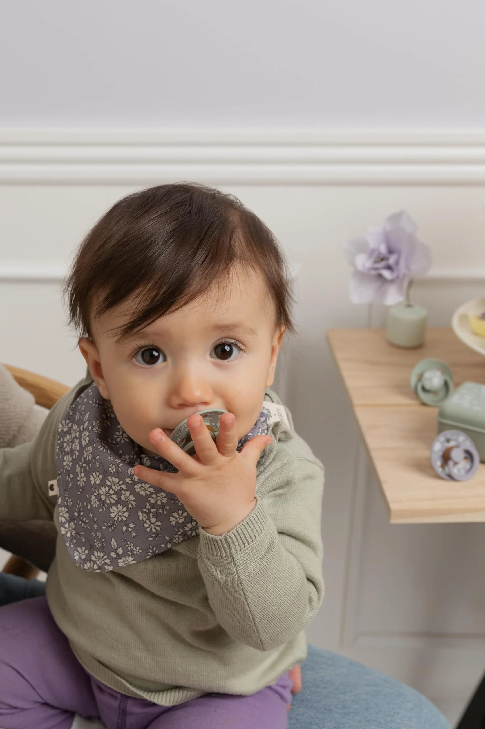 BIBS x LIBERTY Pokrowiec na butelkę dla niemowląt 110ml - Neoprenowa osłona ochronna na butelki BIBS - Wzór Liberty, Small, Charmomile Lawn Baby Blue