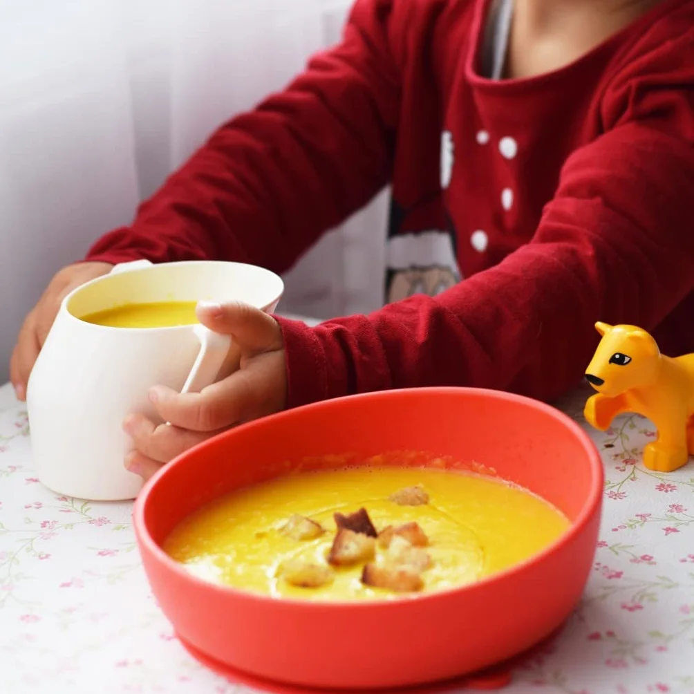 Doidy Zestaw upominkowy z kubkami i miską, od 6 miesięcy, silikonowa, antypoślizgowa miska z przyssawką i otwarty kubek do treningu i nauki jedzenia i picia, niezbędne produkty do jedzenia dla