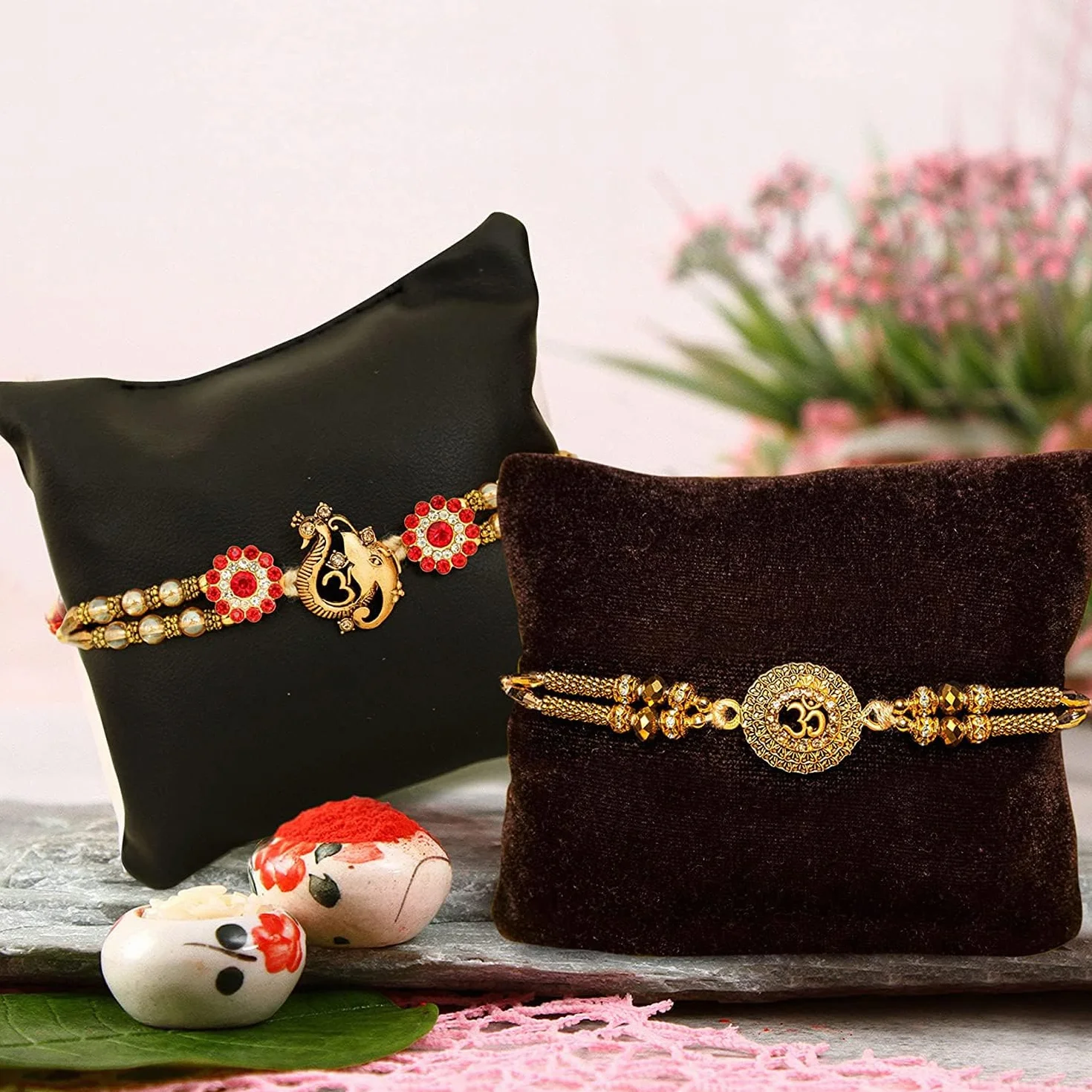 TIED RIBBONS rakhi Zestaw 2 dla braci z prezentem, Rakhi dla Bhaiya, mini kartka z życzeniami, Roli Tikka, bransoletka Raksha Bandhan