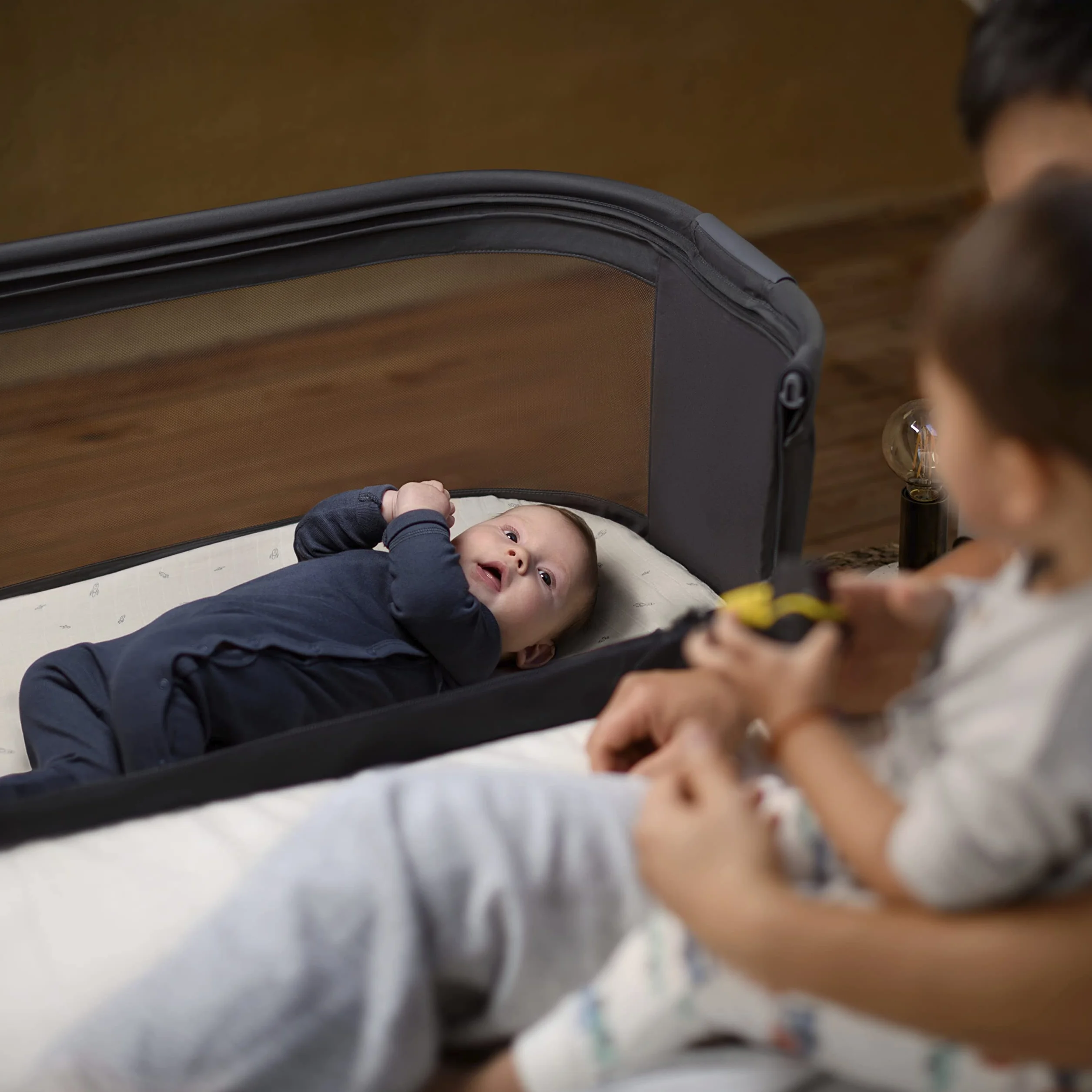 Maxi-Cosi Tori 2 w 1 Łóżeczko dostawne, Kołyska dostawna, kompaktowe składanie, Lekkie, 5 opcji wysokości, Przenośne łóżeczko dostawne z oddychającą siateczką, 0–6 mies, 0–9 kg, Beyond Graphite