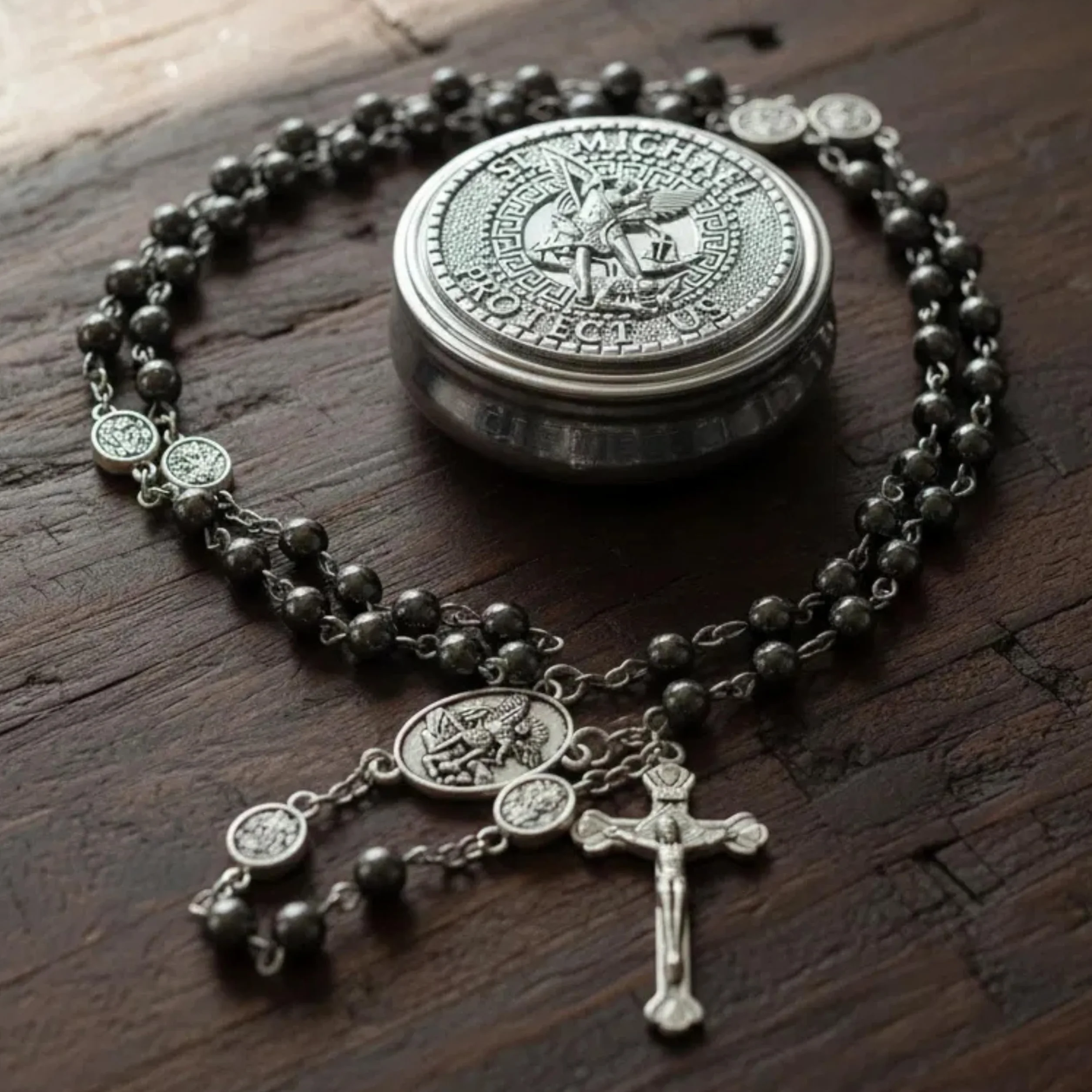 Nazareth Store Różaniec św. Michała, hematyt, kamienne koraliki, naszyjnik, metalowe koraliki, chwała, archanioł, medal i krzyż, z metalowym pudełkiem prezentowym