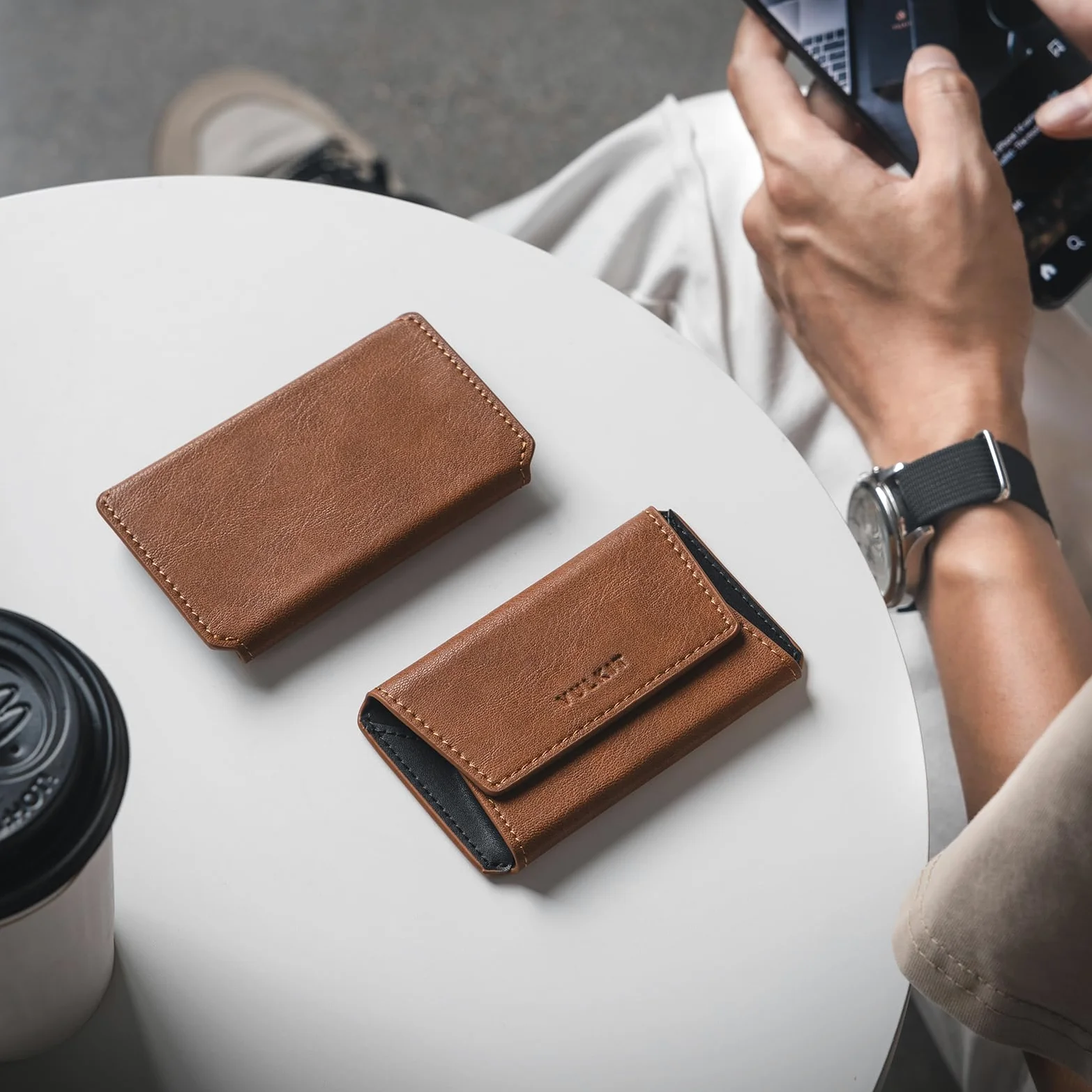 VULKIT Skórzane etui na wizytówki dla mężczyzn, smukłe kieszonkowe etui na wizytówki, etui na wizytówki, pomieści 20 wizytówek, Brązowy, Cienkie