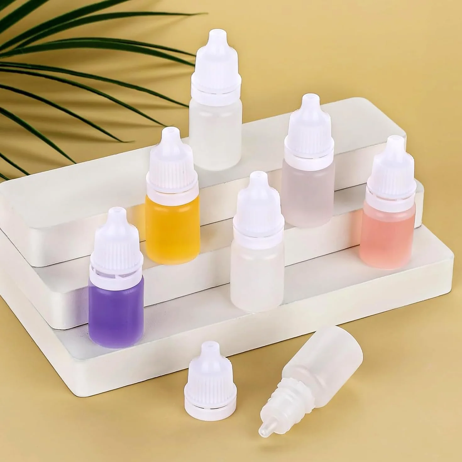 Luxiremi 12 sztuk butelek z tworzywa sztucznego 5 ml, pusta butelka na krople do oczu z nakrętką i lejkiem, biała, wyciskana butelka na krople do oczu