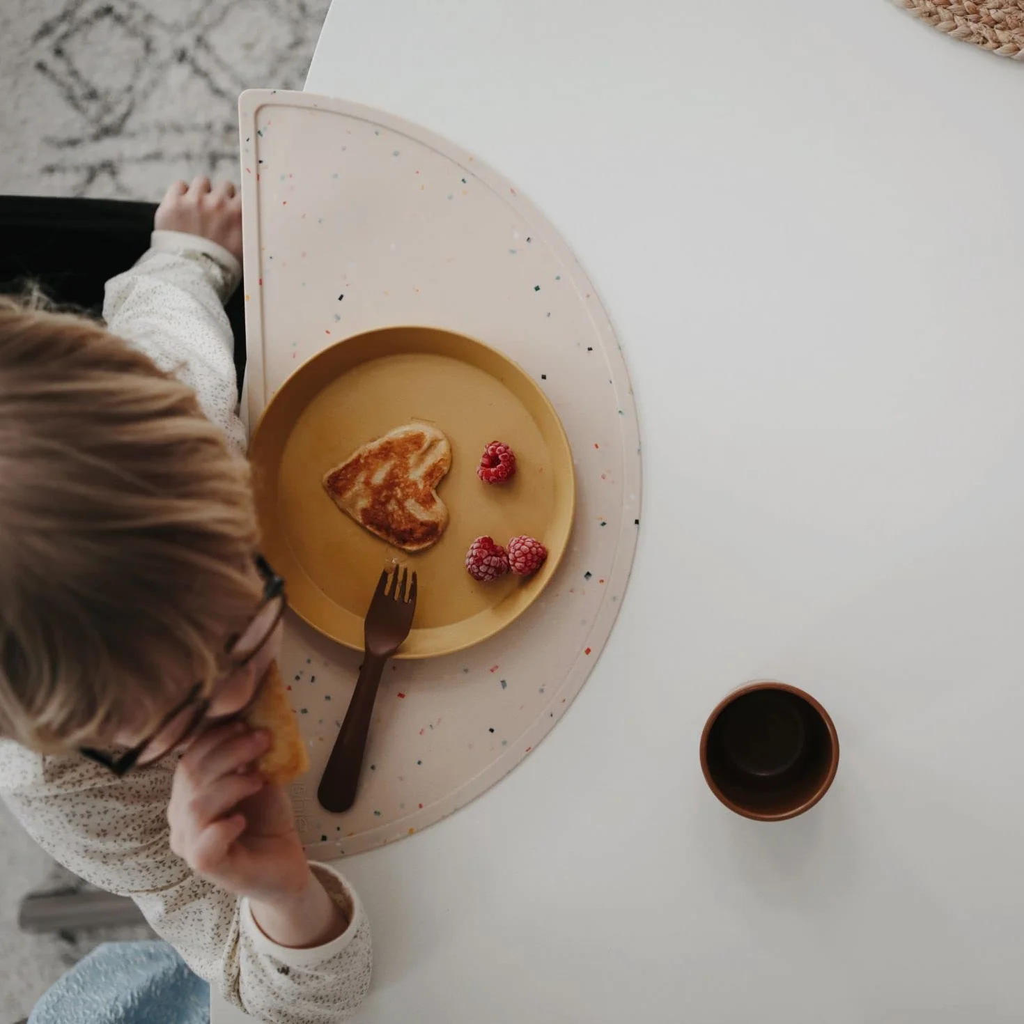 Mushie Zestaw sztućców z widelcem i łyżeczką dla dzieci | zestaw sztućców wielokrotnego użytku | wyprodukowano w Danii | nie zawiera BPA | bezpieczne, wysokiej jakości i trwałe wyposażenie początkowe