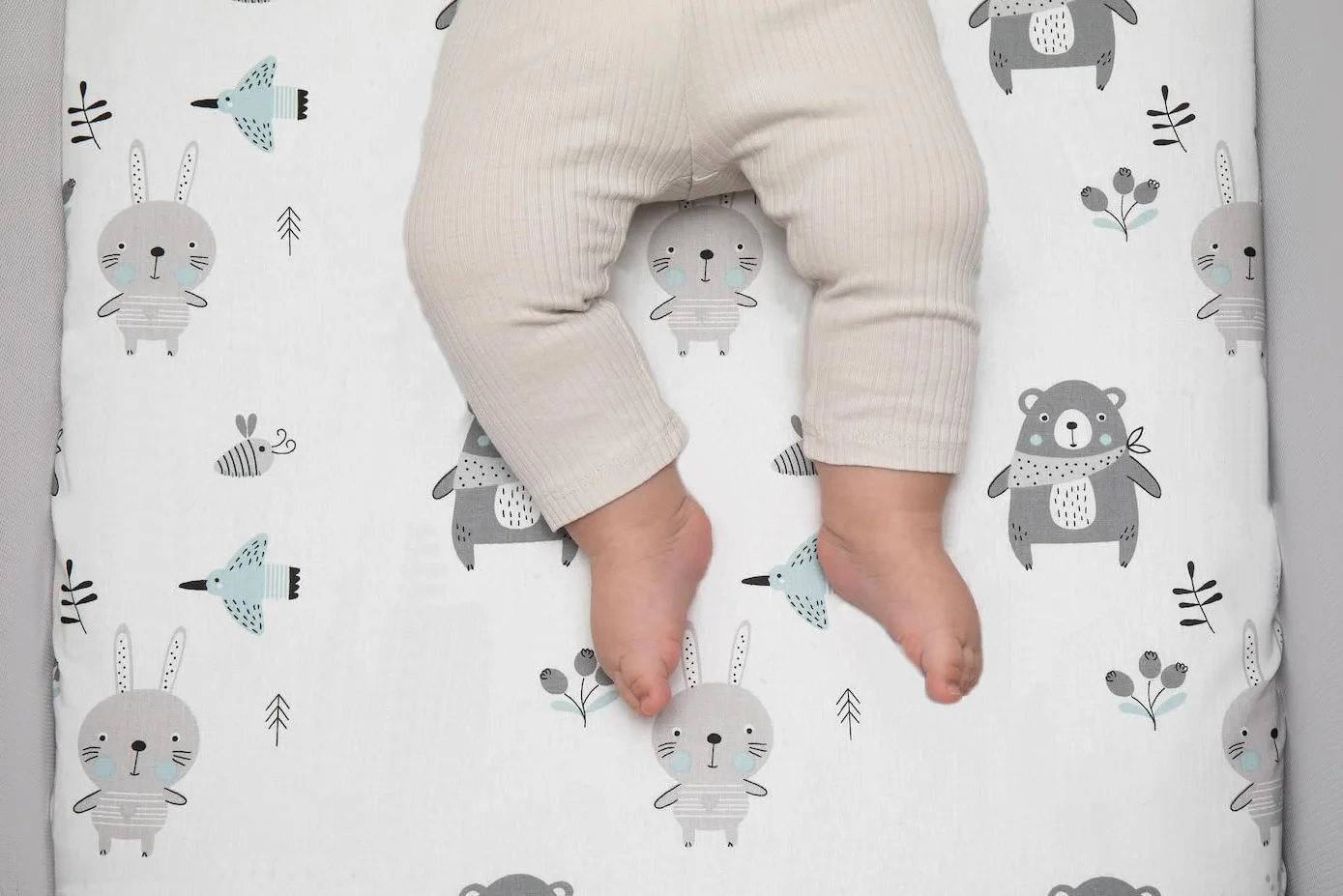 2 x prześcieradło z gumką dla niemowląt, 100% bawełna, miękkie i oddychające, zestaw 2 szt., kompatybilne z Chicco i Kinderkraft (niebieskie zwierzęta, 50 x 83 cm)