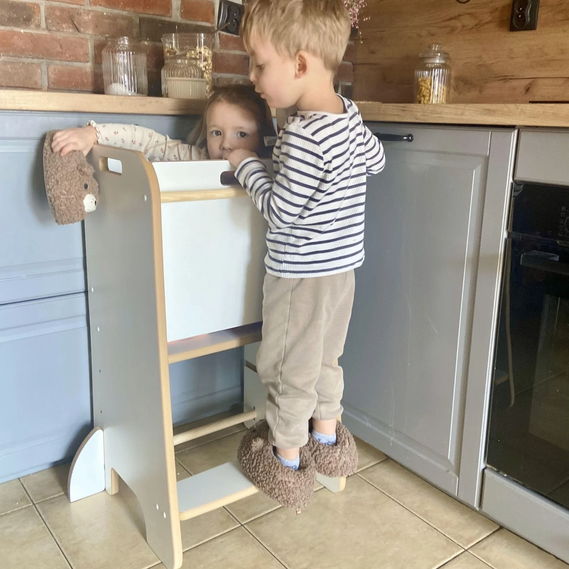 Kitchen Helper dla dziecka – super bezpieczny Pomocnik kuchenny Montessori, Wieża Edukacyjna Dla Dzieci, Bezpieczny stopień dla dzieci do Kuchni, Certyfikat, Zabudowana Przestrzeń, Wyjmowana Blokada
