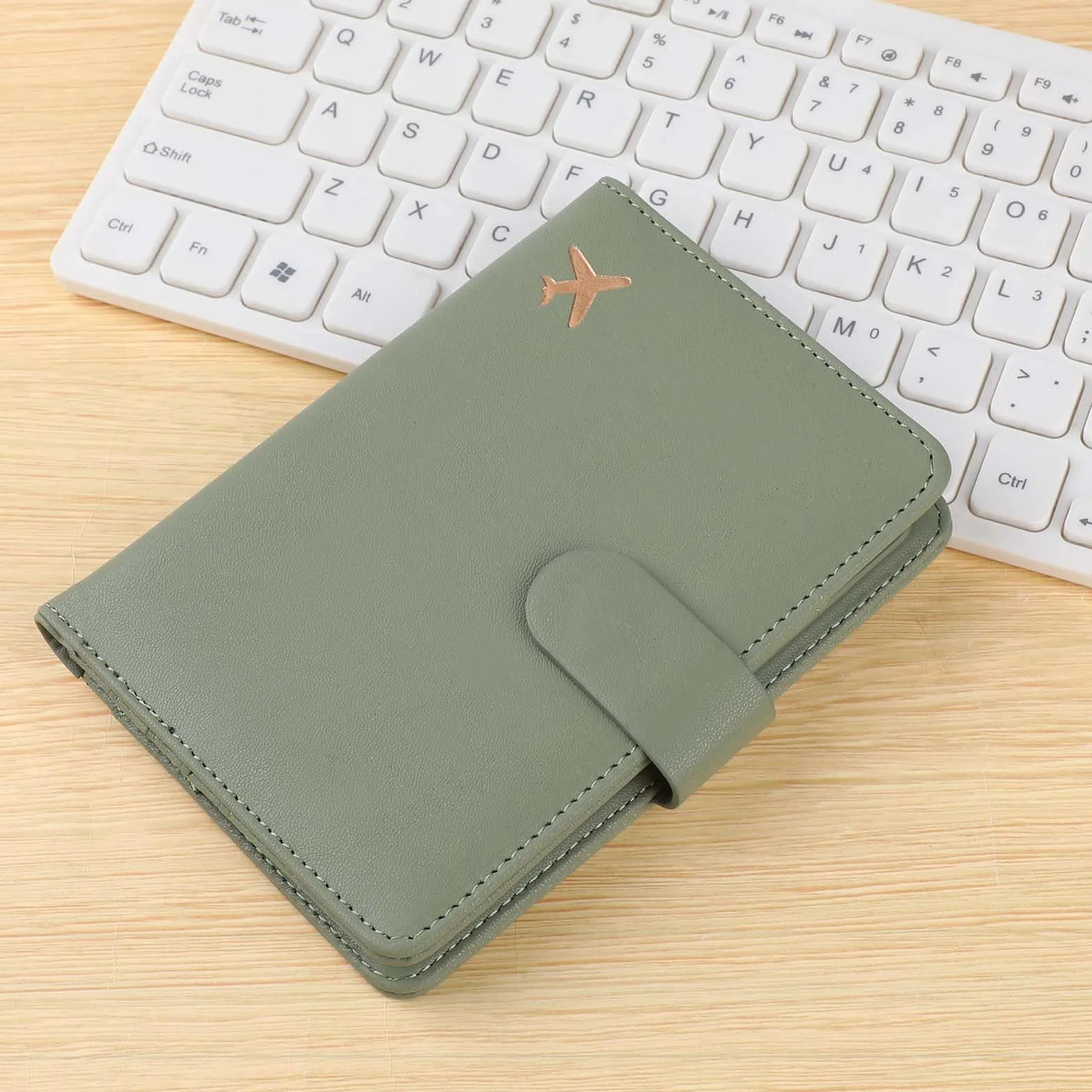 COMNICO Etui na paszport, smukłe, minimalistyczne etui na paszport, urocze, wodoszczelne, dla kobiet i mężczyzn, rodziny, na podróż, gotówkę, dowód osobisty, wizytówki, czarny, 6 × 4.3× 0.6 inches,
