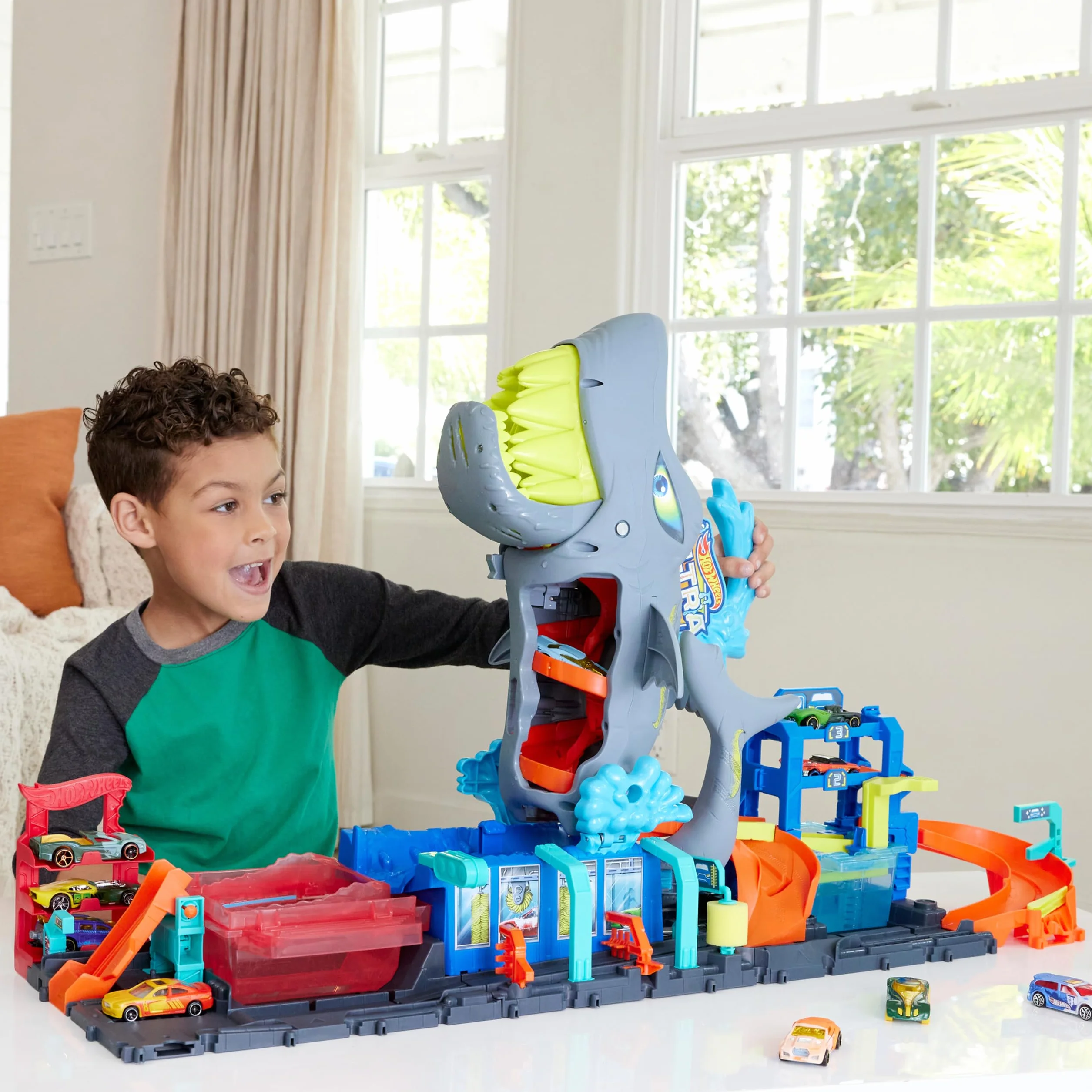 Hot Wheels City Ultra „Let's Race – Na start!” Netflix - Myjnia Rekina Zestaw do zabawy z pojazdem Color Reveal w skali 1:64 i z funkcją zmiany koloru + miejsce do przechowywania, HTN82