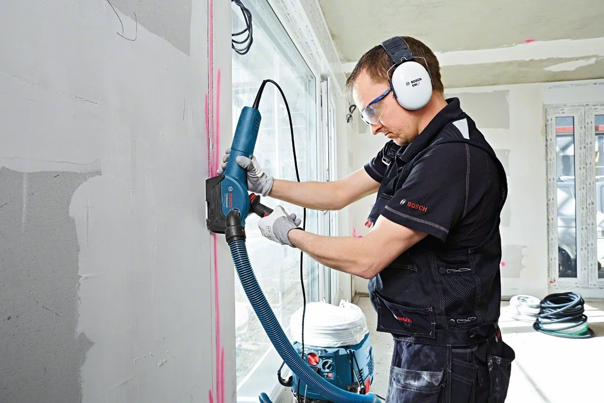 Bosch Professional: system odsysania pyłu GDE 125 EA-T do cięcia (do szlifierek kątowych z beznarzędziowo przestawianą pokrywą ochronną i Ø tarczy 125 mm)