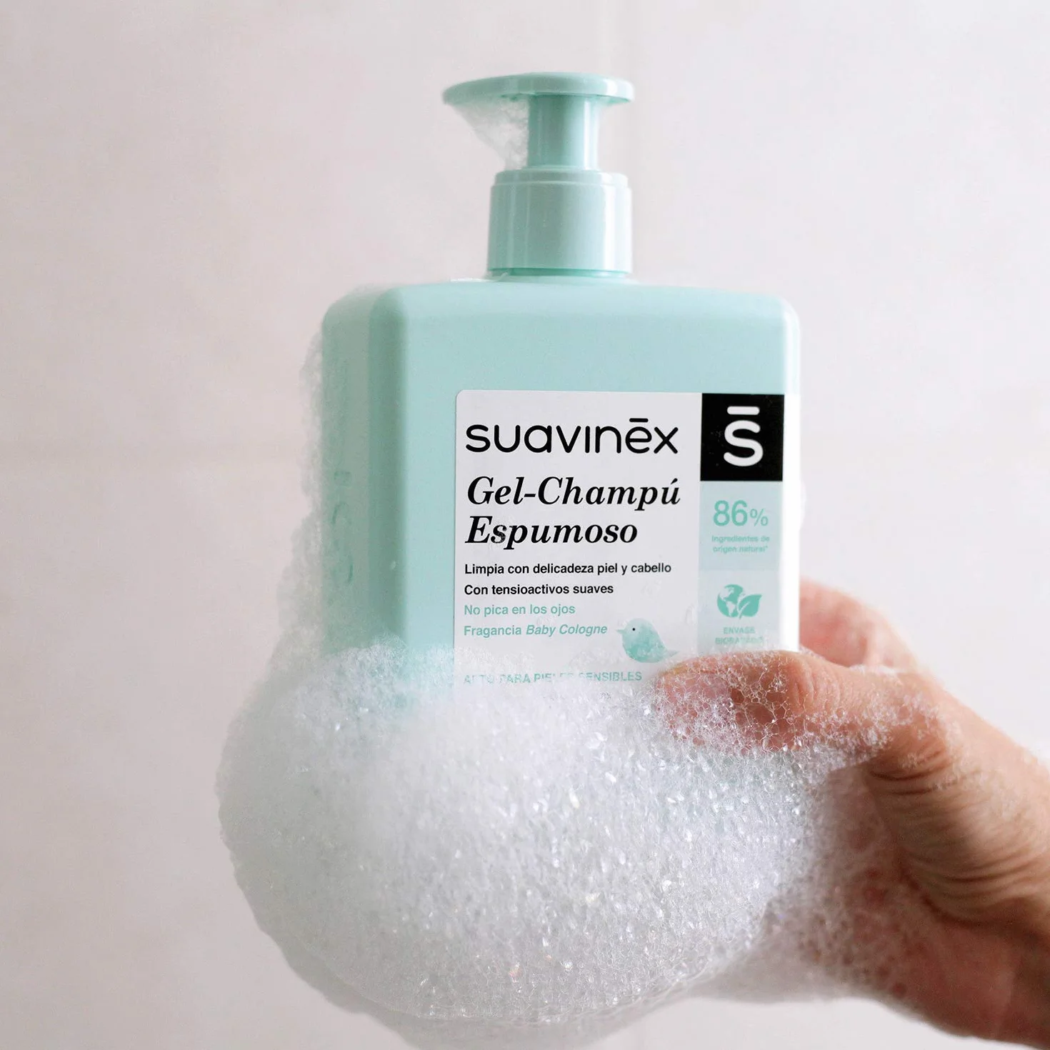 Suavinex, Żel do włosów i ciała, 750 ml, Odpowiedni dla skóry wrażliwej, 86% składników pochodzenia naturalnego, Idealny dla noworodków, pienista konsystencja