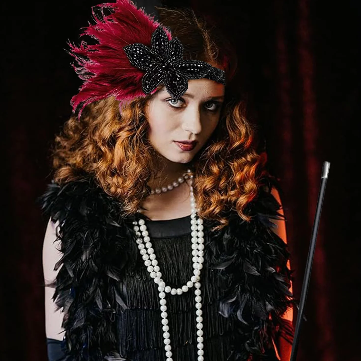 Zestaw akcesoriów Gatsby w stylu lat 20. XX wieku: naszyjnik z pereł, koronkowe rękawiczki, kolczyki retro