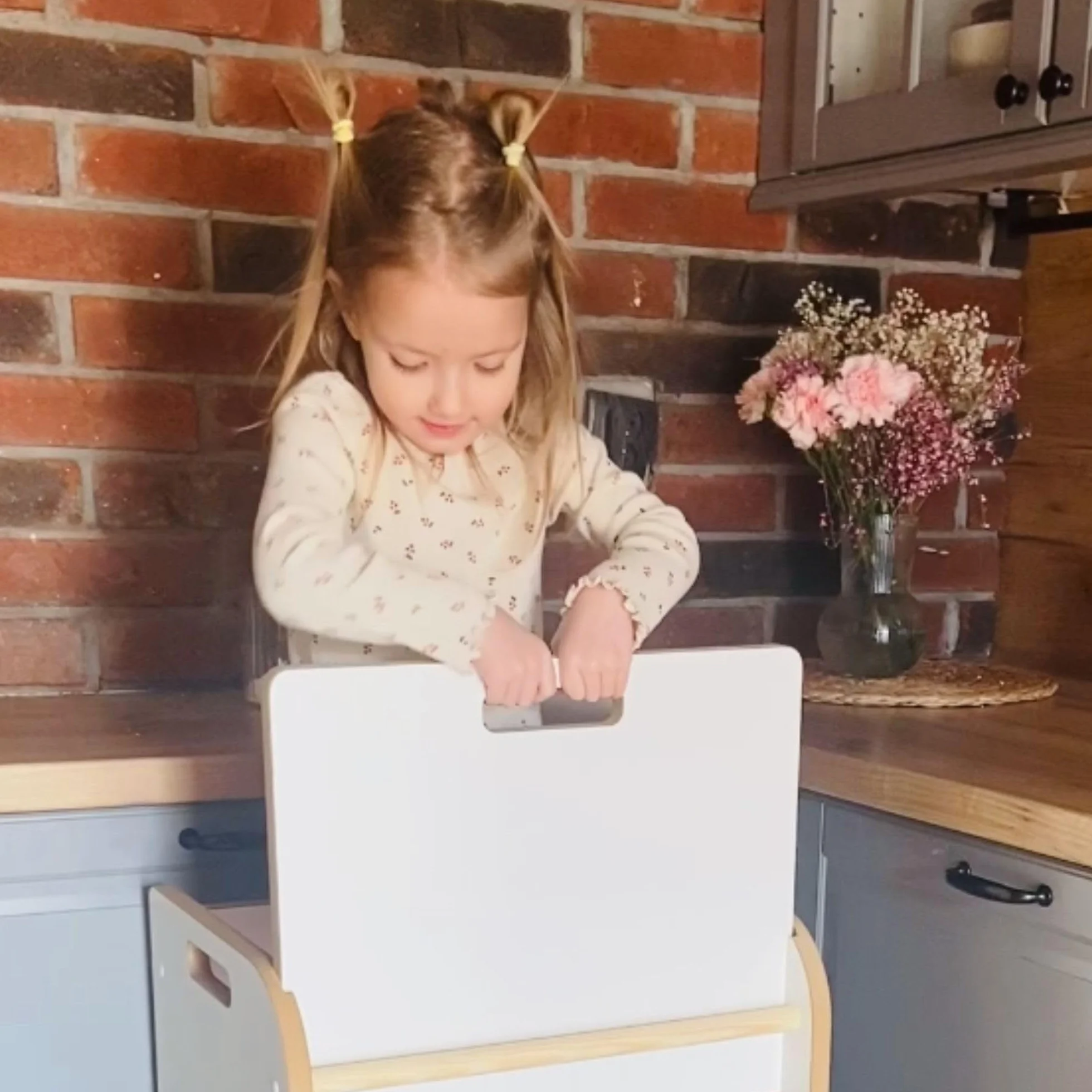 Kitchen Helper dla dziecka – super bezpieczny Pomocnik kuchenny Montessori, Wieża Edukacyjna Dla Dzieci, Bezpieczny stopień dla dzieci do Kuchni, Certyfikat, Zabudowana Przestrzeń, Wyjmowana Blokada