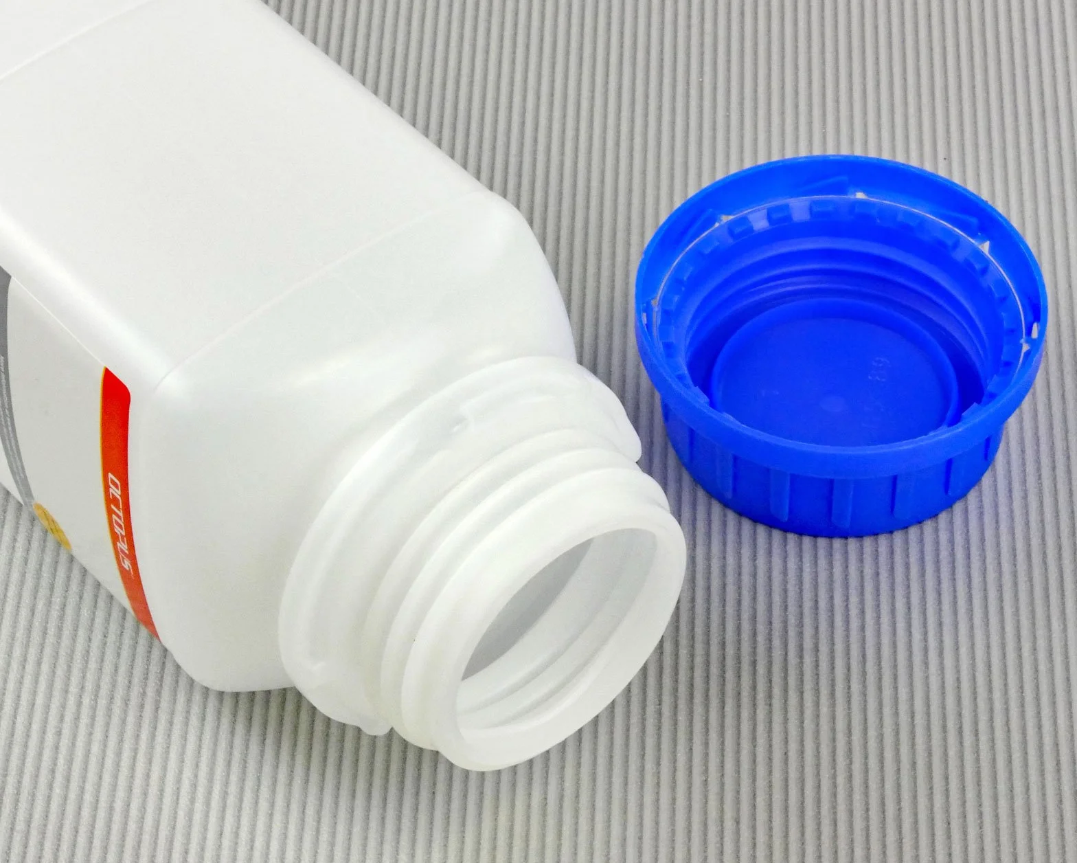 Butelki z szeroką szyjką 500 ml z niebieską pokrywką