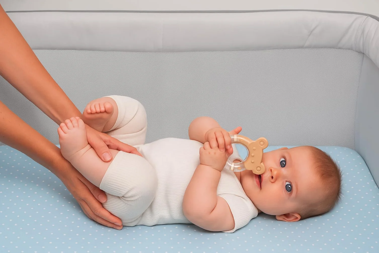 2 x prześcieradło z gumką dla niemowląt, 100% bawełna, miękkie i oddychające, zestaw 2 szt., kompatybilne z Chicco i Kinderkraft (niebieskie zwierzęta, 50 x 83 cm)