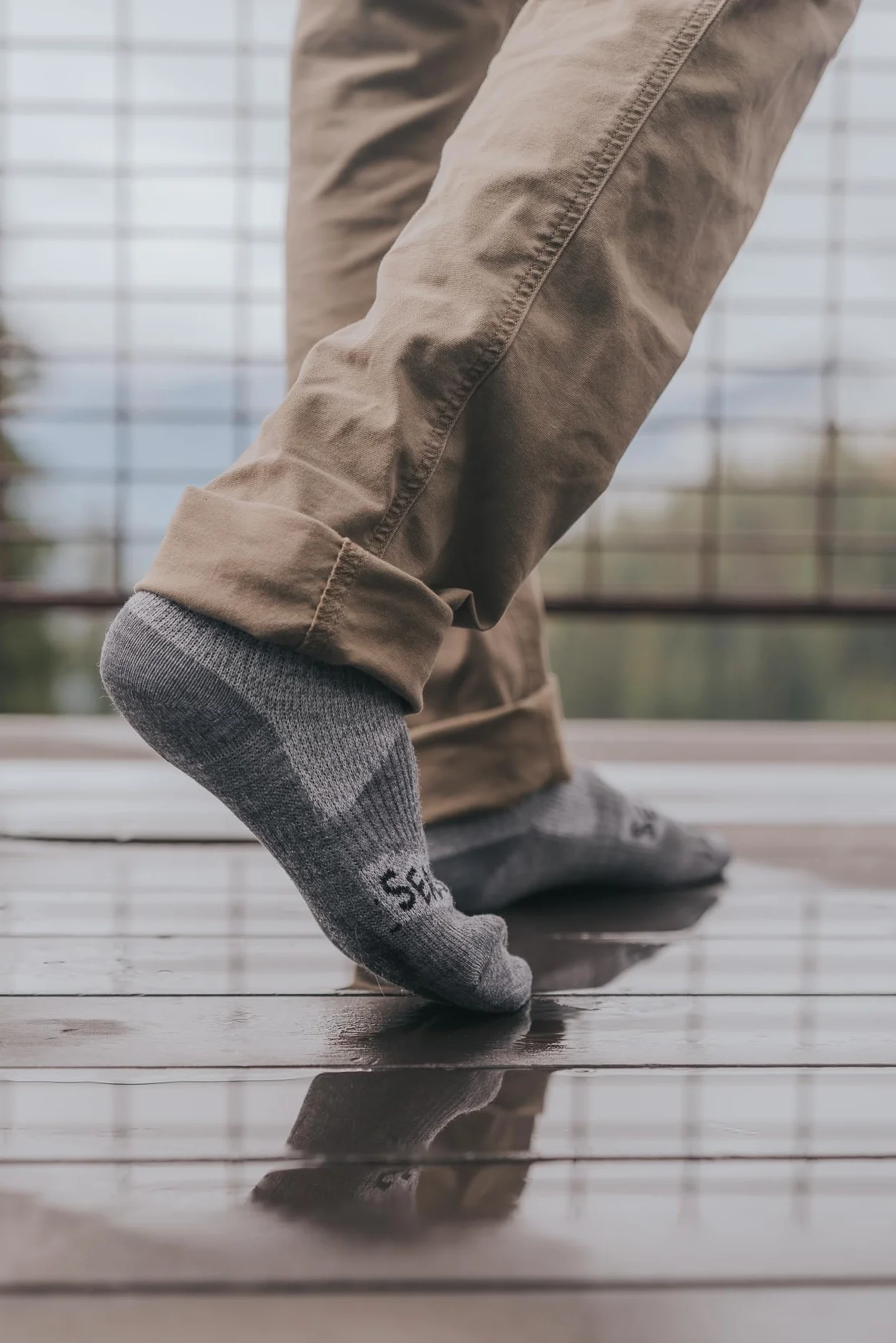 SEALSKINZ Raynham Wodoodporne skarpety średniej długości czarny szary marmur rozmiar L