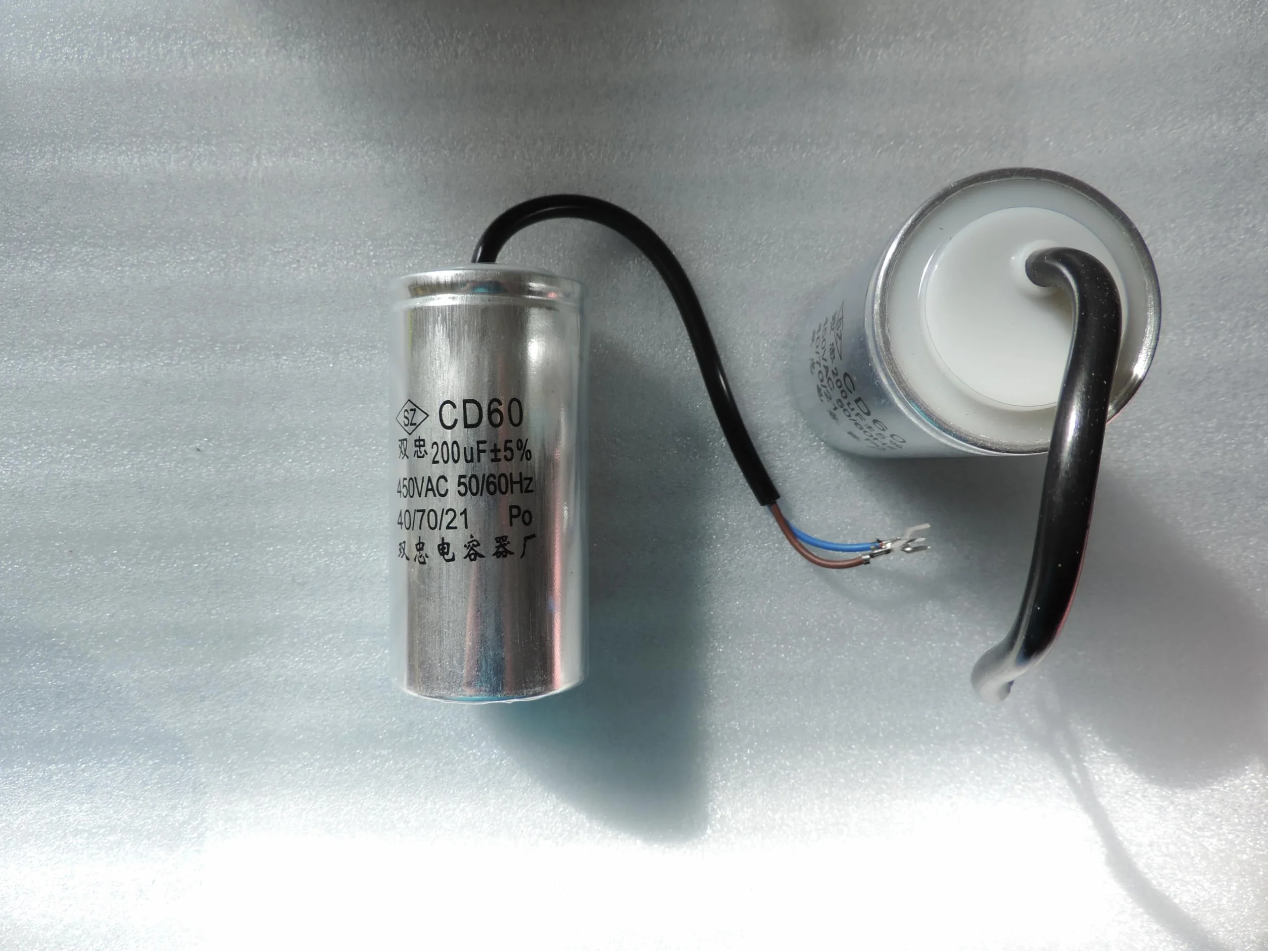 Kondensator rozruchowy CD60 z 2 przewodami przyłączeniowymi 200μF 450 V 40/70/21. Kondensator elektryczny z przewodem przyłączeniowym do lodówki, silnika elektrycznego, 1 szt. (200uF)