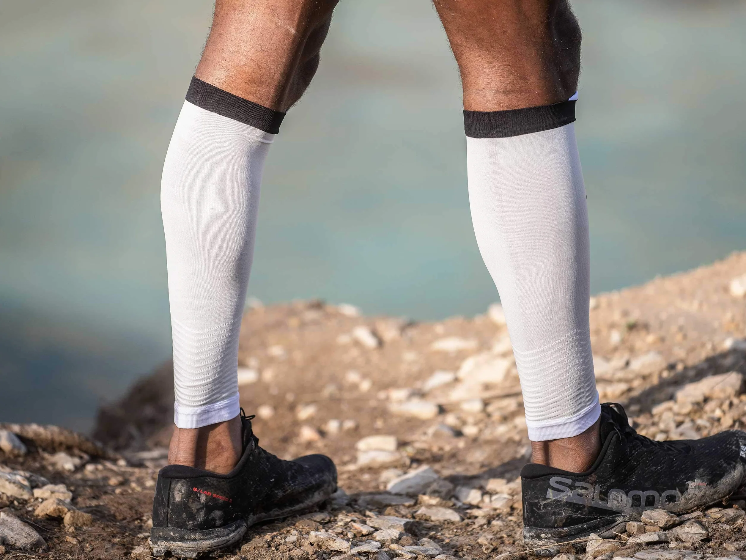 COMPRESSPORT - bandaż kompresyjny na łydki – R2V2 – ochrona mięśni, wydajność i rekreacja do uprawiania sportu – ultralekki i antystatyczny – bieganie, jazda na rowerze, do jazdy na rowerze i triatlonu