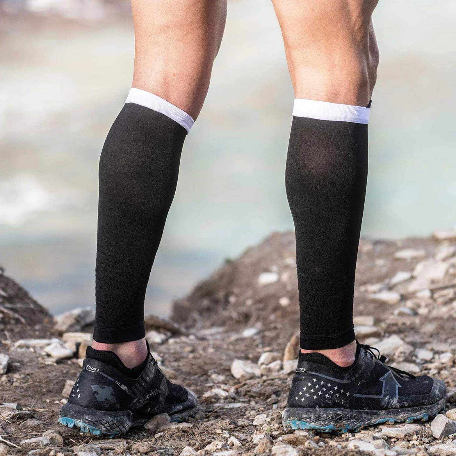 COMPRESSPORT - bandaż kompresyjny na łydki – R2V2 – ochrona mięśni, wydajność i rekreacja do uprawiania sportu – ultralekki i antystatyczny – bieganie, jazda na rowerze, do jazdy na rowerze i triatlonu