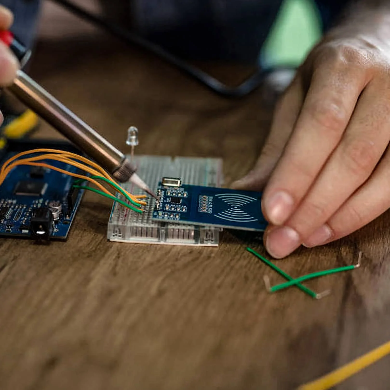 840 sztuk przewodów połączeniowych typu Breadboard, zestaw kabli połączeniowych elektroniki, przewody zaciskowe z uchwytem, zestaw kabli męskie-męskie o 14 różnych długościach, z plastikowymi zaciskam
