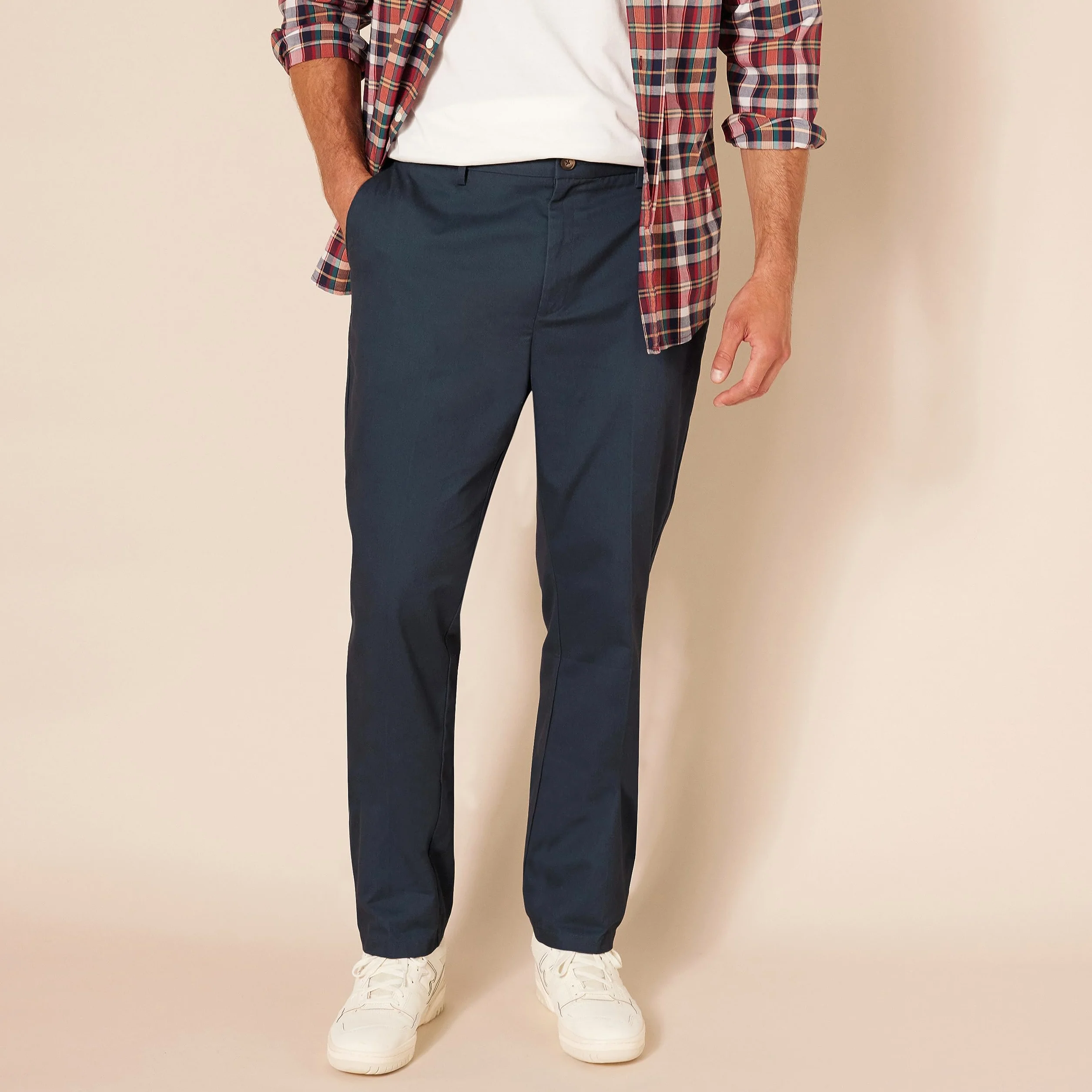 Amazon Essentials Mężczyźni Slim-Fit odporne na zagniecenia spodnie chinosy z płaskim przodem