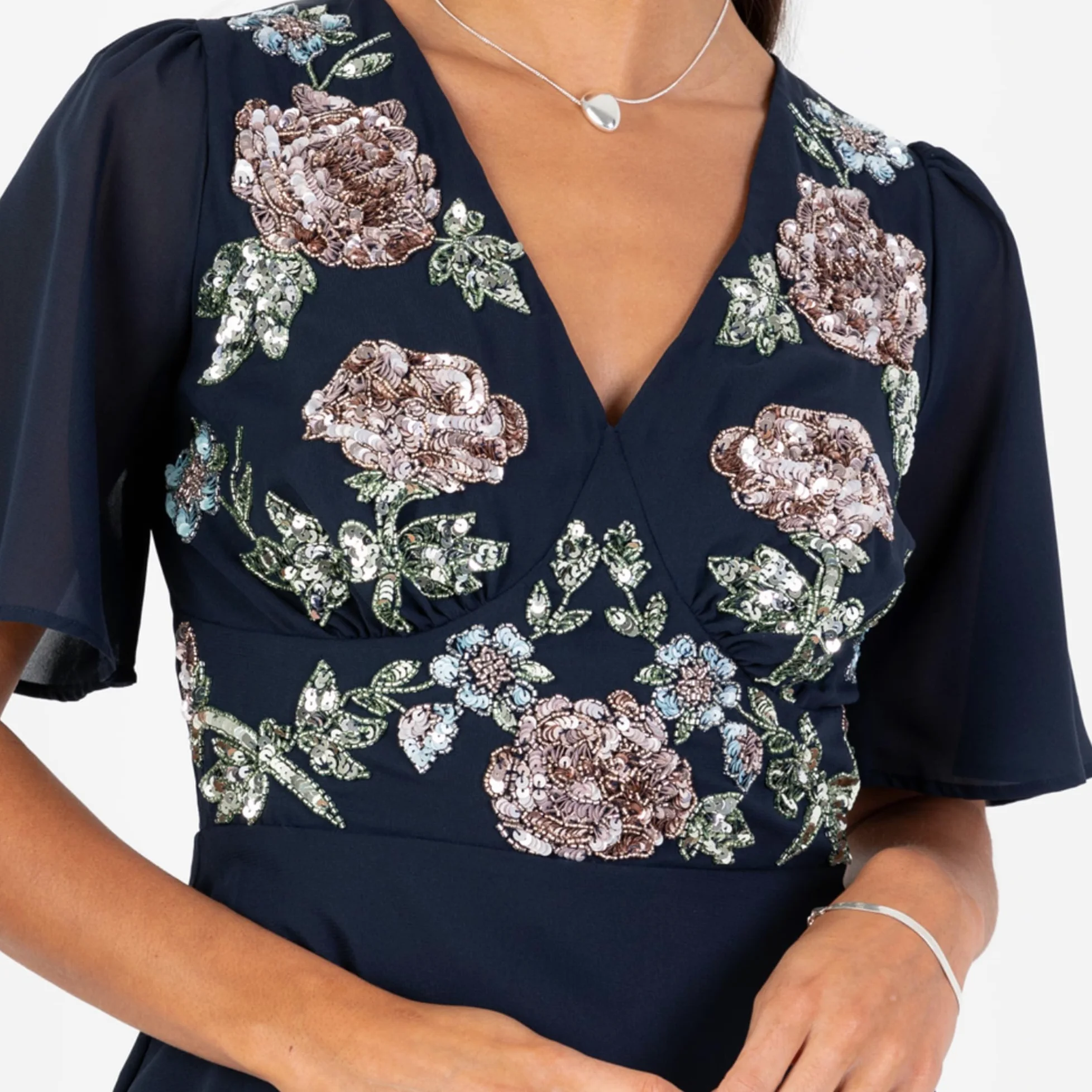 Maya Deluxe Damska sukienka maxi, damska sukienka z dekoltem w serek, rękawy anioła, ozdobiona kwiatami, rozcięta z boku, linia A, suknia balowa dla druhny na wesele, granatowy, 34