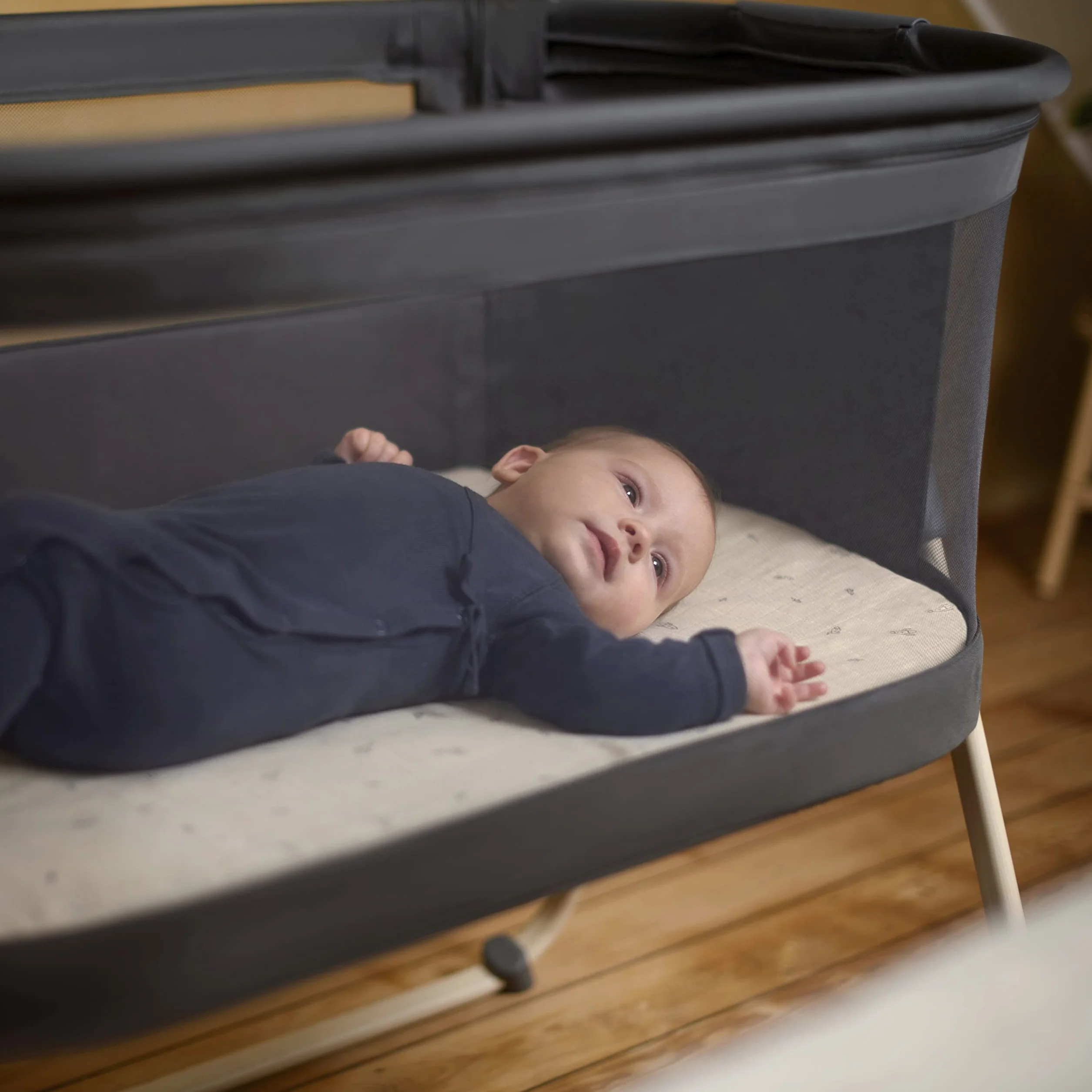 Maxi-Cosi Tori 2 w 1 Łóżeczko dostawne, Kołyska dostawna, kompaktowe składanie, Lekkie, 5 opcji wysokości, Przenośne łóżeczko dostawne z oddychającą siateczką, 0–6 mies, 0–9 kg, Beyond Graphite