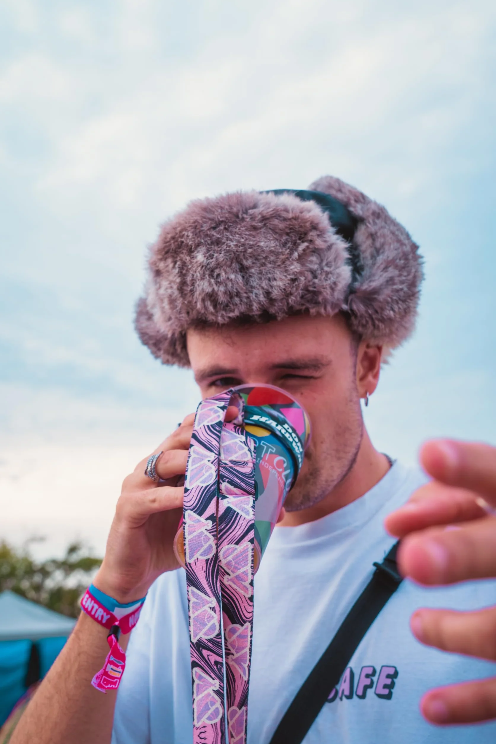 Uchwyt na kubek festiwalowy, smycz do piwa, kubek na wodę, akcesoria do butelek, kubki do kawy, paski do kubków, paski na ramię, napoje, festiwale, butelki kempingowe, kubki do wina (2, Różowy)