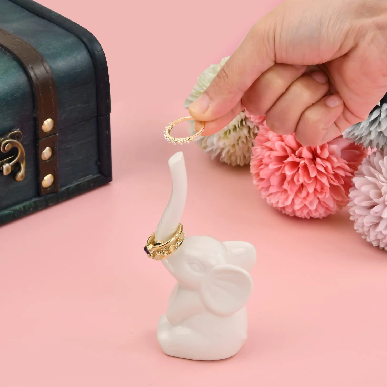 Ceramiczny uchwyt na pierścionki biały słoń figurka ornament