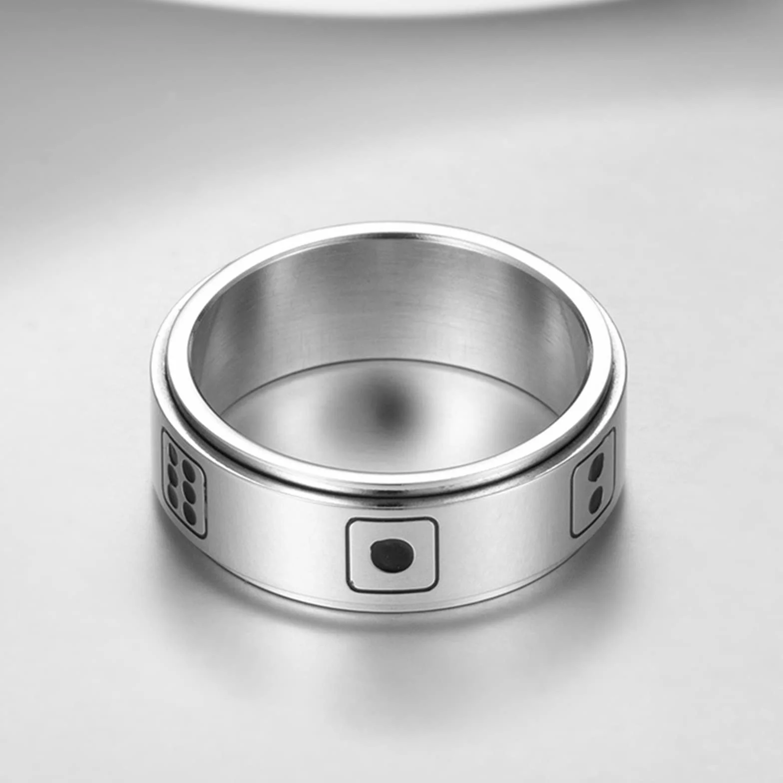 JewelryWe Pierścionek spinningowy ze stali nierdzewnej, pierścionek z kartą do gry, Pik Ass Poker, pierścionek antystresowy dla kobiet i mężczyzn, pierścionek zaręczynowy
