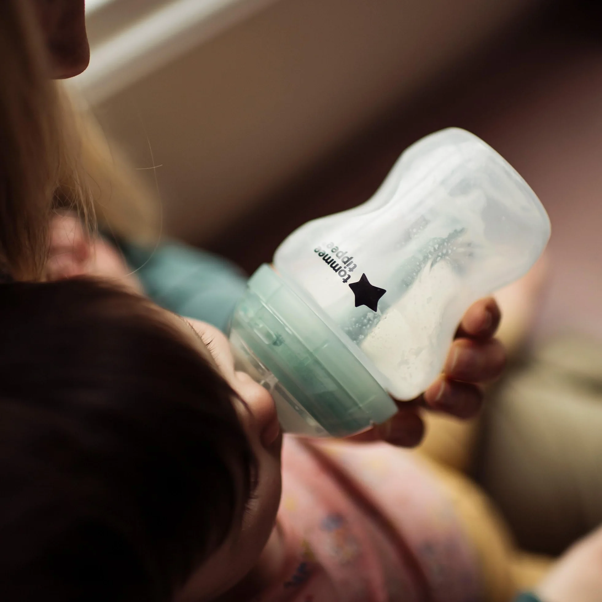 Tommee Tippee Anti-Colic, Butelki antykolkowe, smoczek w kształcie sutka o powolnym przepływie i z unikalnym systemem odpowietrzania Anti-Colic, pojemność 260 ml, opakowanie 6 szt.