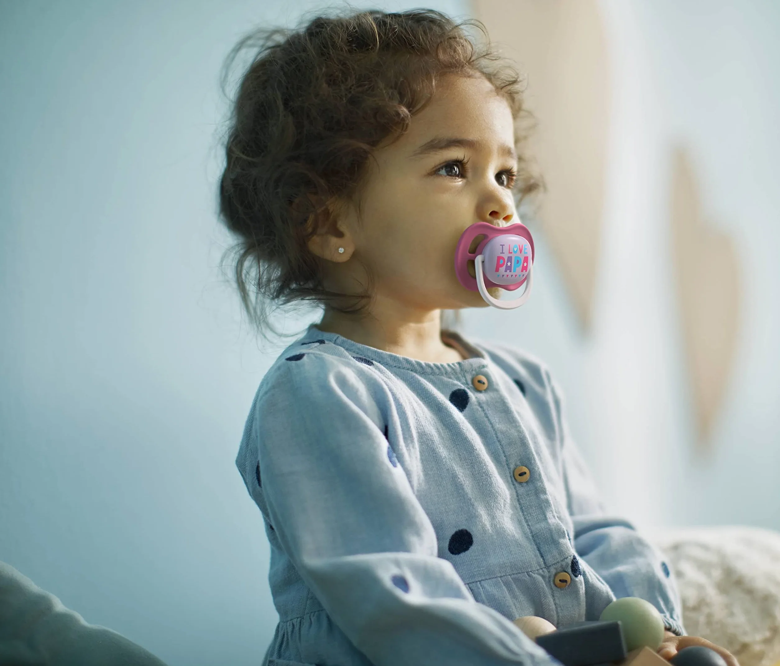 Smoczek Ultra Air Philips Avent, dla dzieci od 6 do 18 miesiąca życia, ortodontyczny i bez bisfenolu A, 2 szt., w zestawie sterylizator/torba do przenoszenia, SCF080/04
