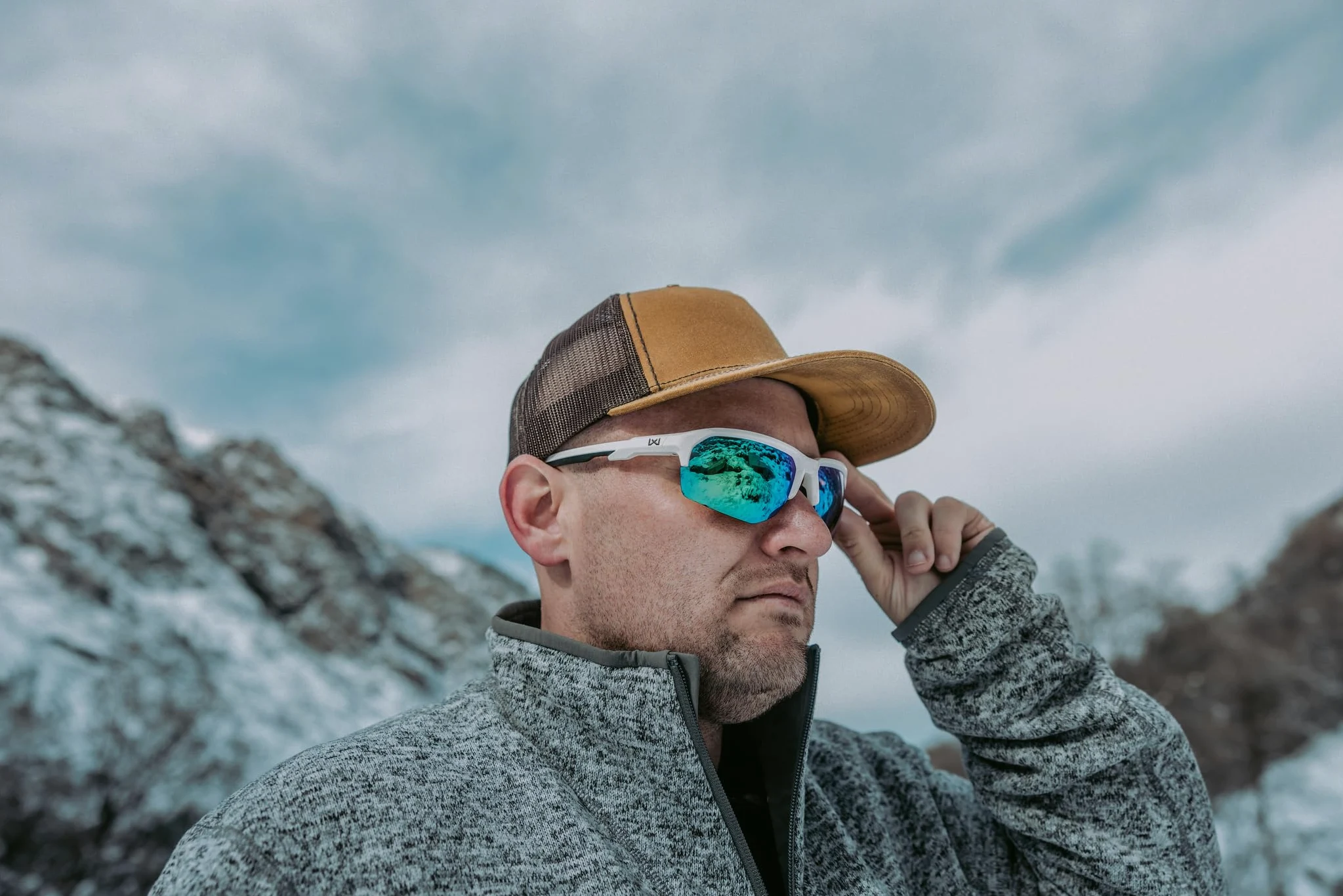Wiley X JAKL Captivate polaryzacyjne okulary przeciwsłoneczne, okulary ochronne dla mężczyzn i kobiet, ochrona oczu UV do fotografowania i na zewnątrz, polerowane białe oprawki, zielone lustrzane
