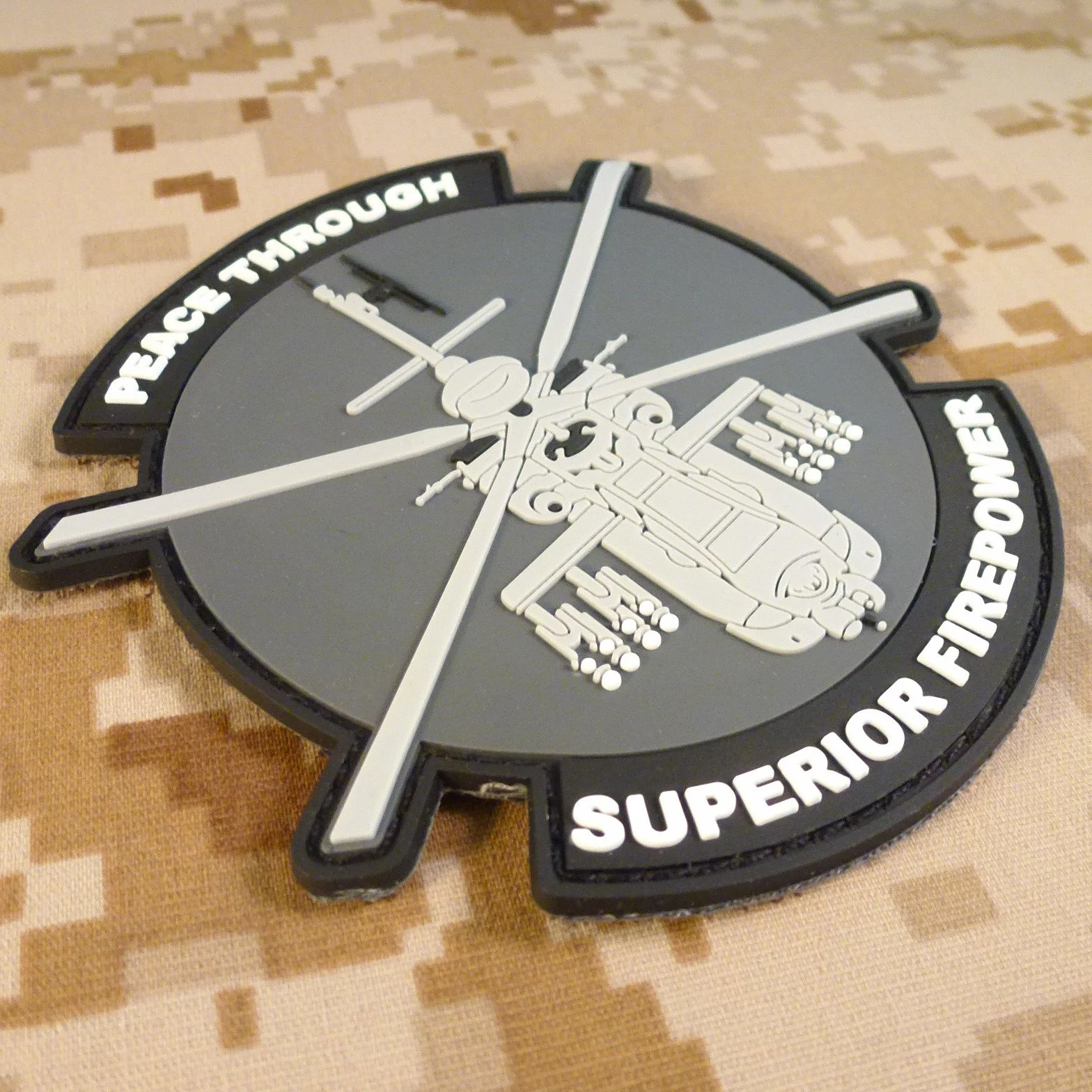 Peace Through Superior Firepower AH-64 Apache Helicopter Morale PVC gumowa naszywka 3D