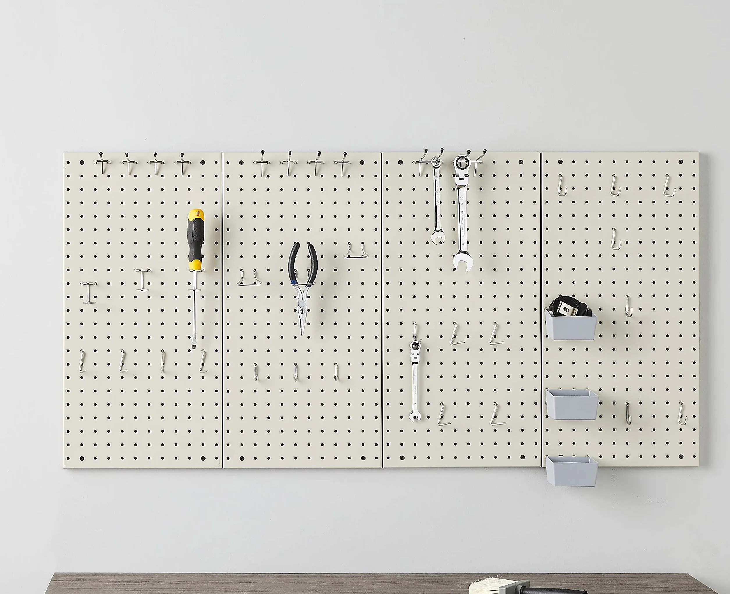 Amazon Basics – zestaw prostokątnych metalowych tablic perforowanych, 48 szt., kolor szary.