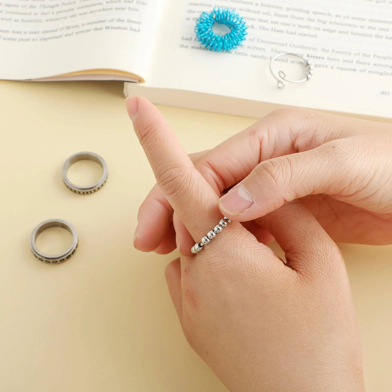 Fidget Pierścienie przeciwlękowe dla kobiet, 12 sztuk, ze stali nierdzewnej, regulowane, przeciwlękowe, w tym 4 pierścienie obrotowe i 8 kolczastych pierścieni sensorycznych dla kobiet, mężczyzn