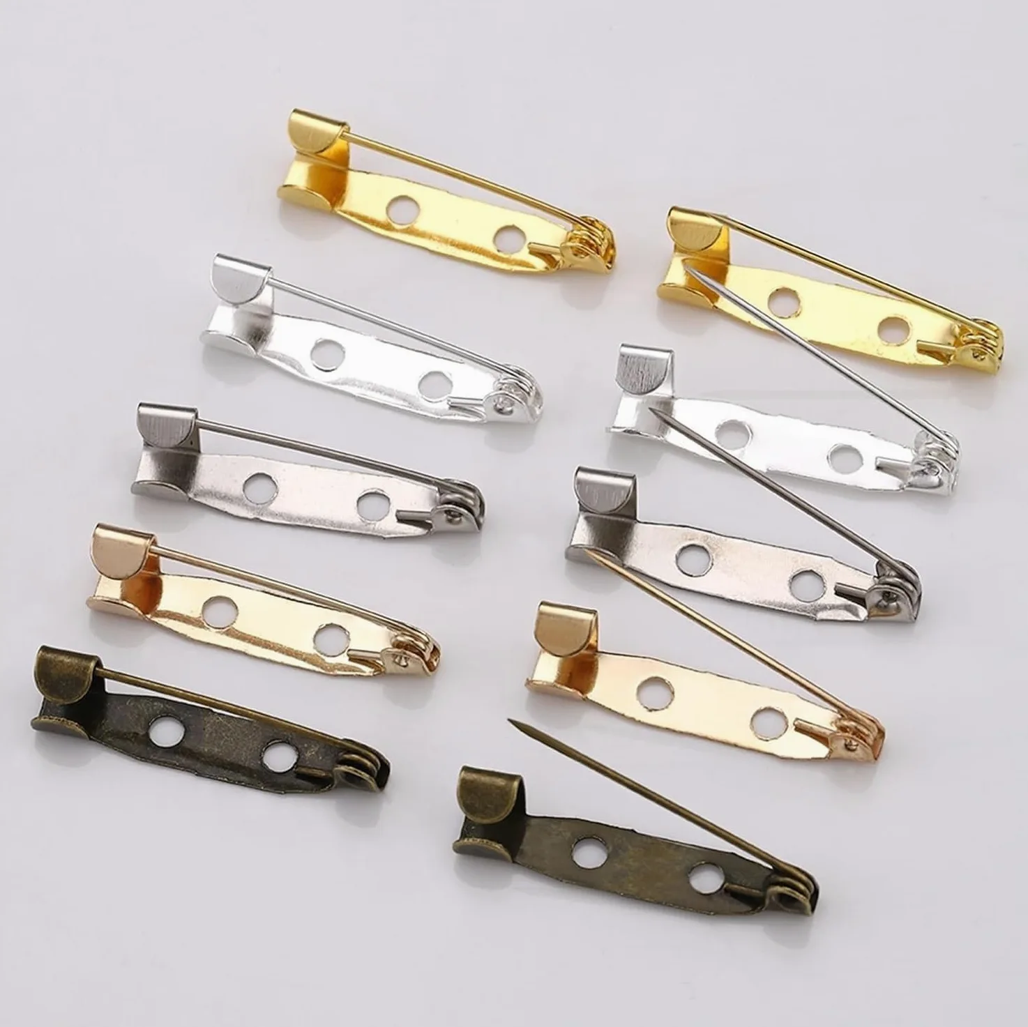 50 sztuk Pin Backs Broszka Klip Baza Pins dla DIY Biżuteria | Puste broszki z 2 otworami, mocny metal, srebrne wykończenie, łatwe zapięcie zapewniające bezpieczne mocowanie