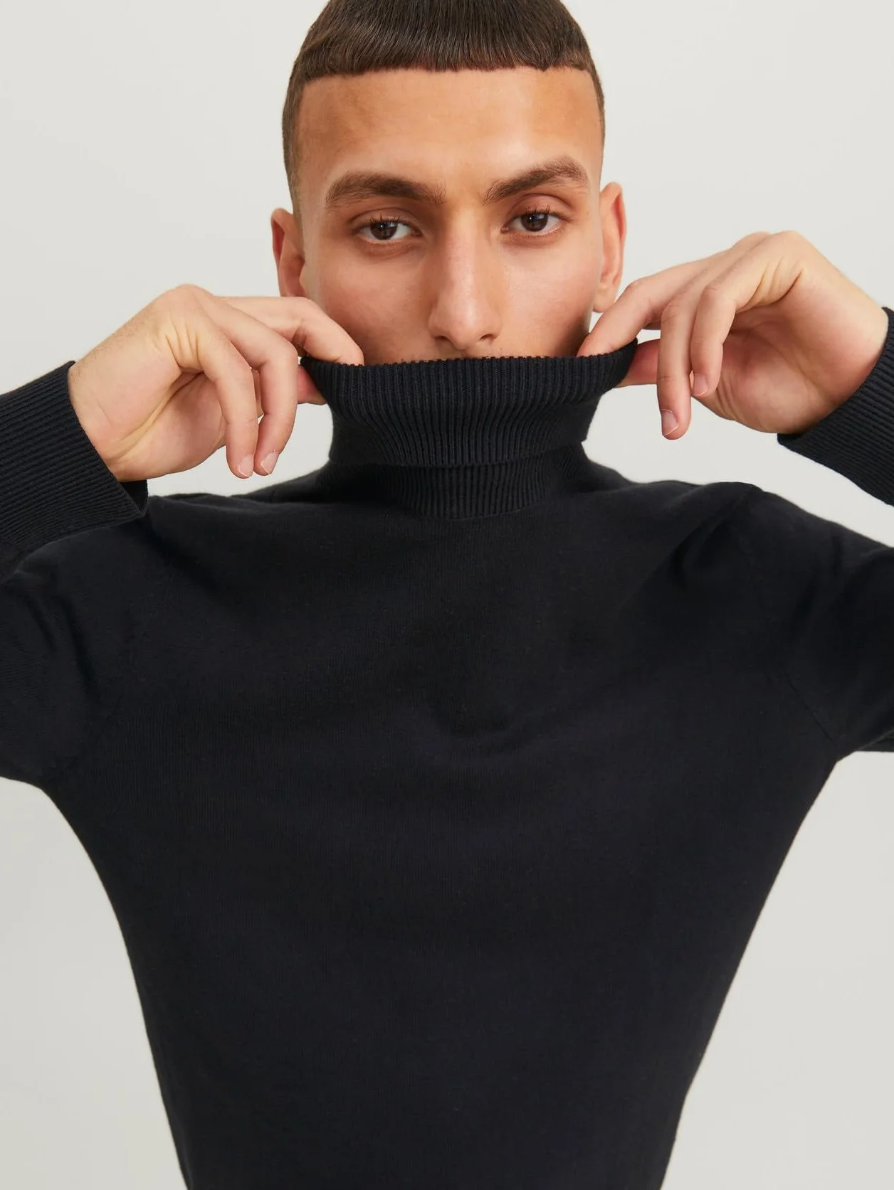 Mêski sweter o kopertowym dekolcie JJEEMIL JACK & JONES W±ski golf z jedwabiem Klasyczny sweter JJEEMIL D³ugi rêkaw