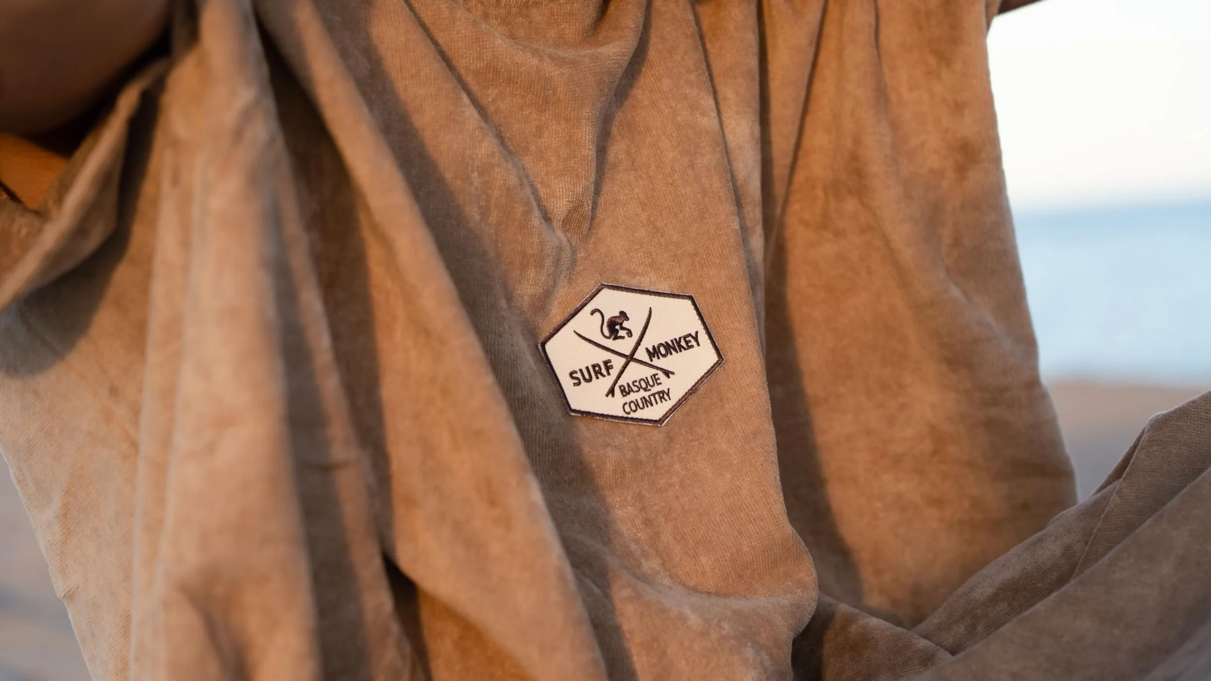 Surf Monkey Poncho Ręcznik surfingowy z kapturem i kieszenią wewnętrzną, bawełna organiczna (beżowy, L/XL)
