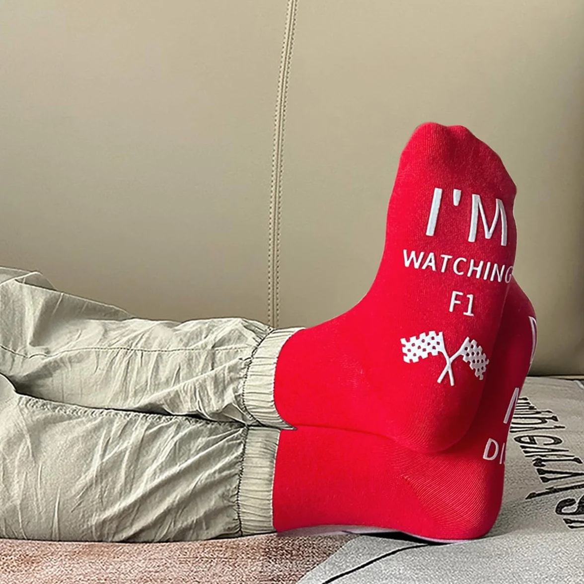 Śmieszne skarpety na prezent dla fanów F1, do Not Disturb I'm Watching F1 skarpety męskie prezent urodzinowy dla miłośnika F1 nowość wyścigi samochodowe fani prezenty