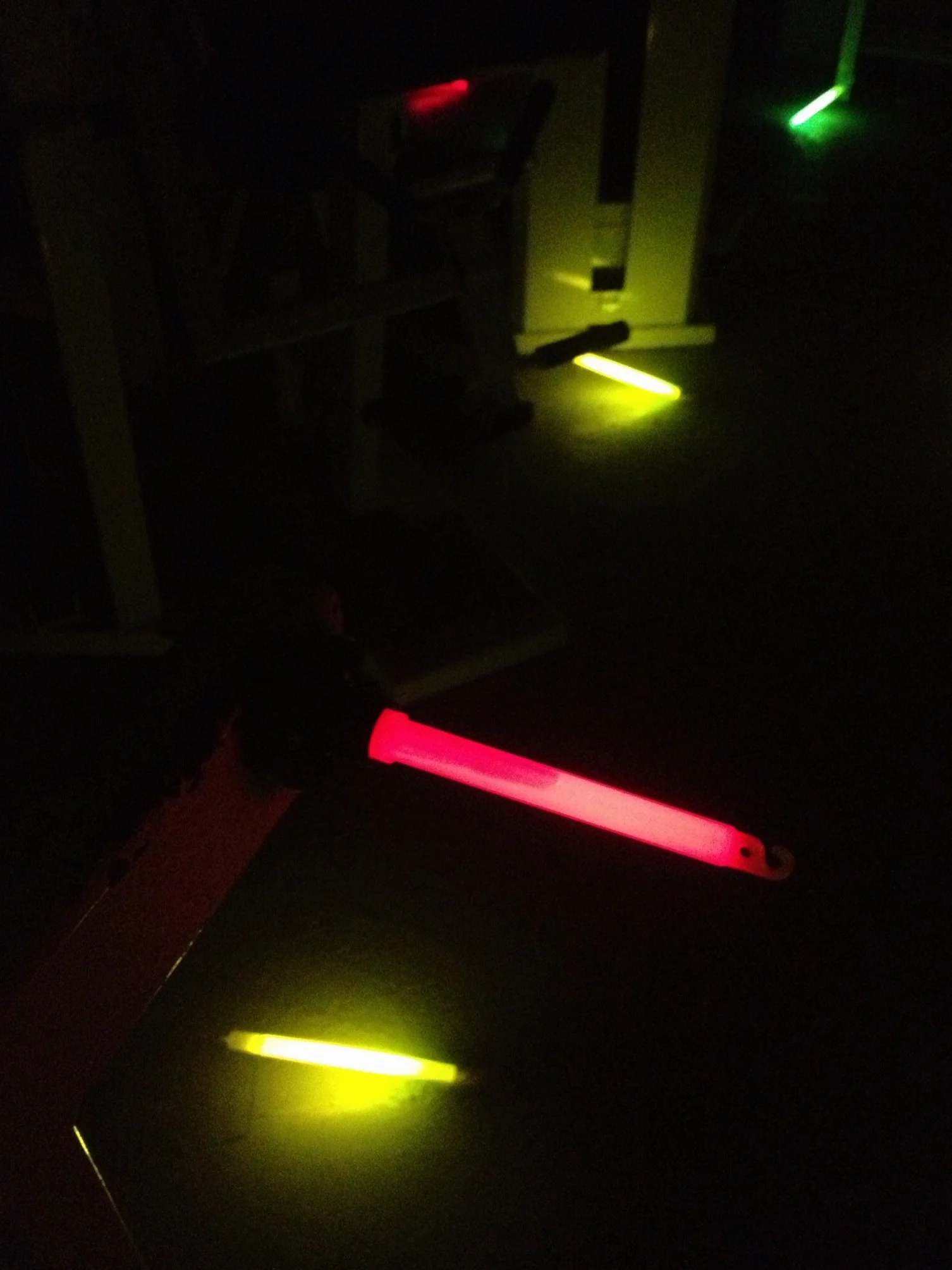 Cyalume SnapLight świetliki czerwone (opakowanie 30 szt.) – 15 cm Glow Sticks z haczykiem na końcu – ultra jasne pałeczki świetlne o czasie świecenia 12 godzin