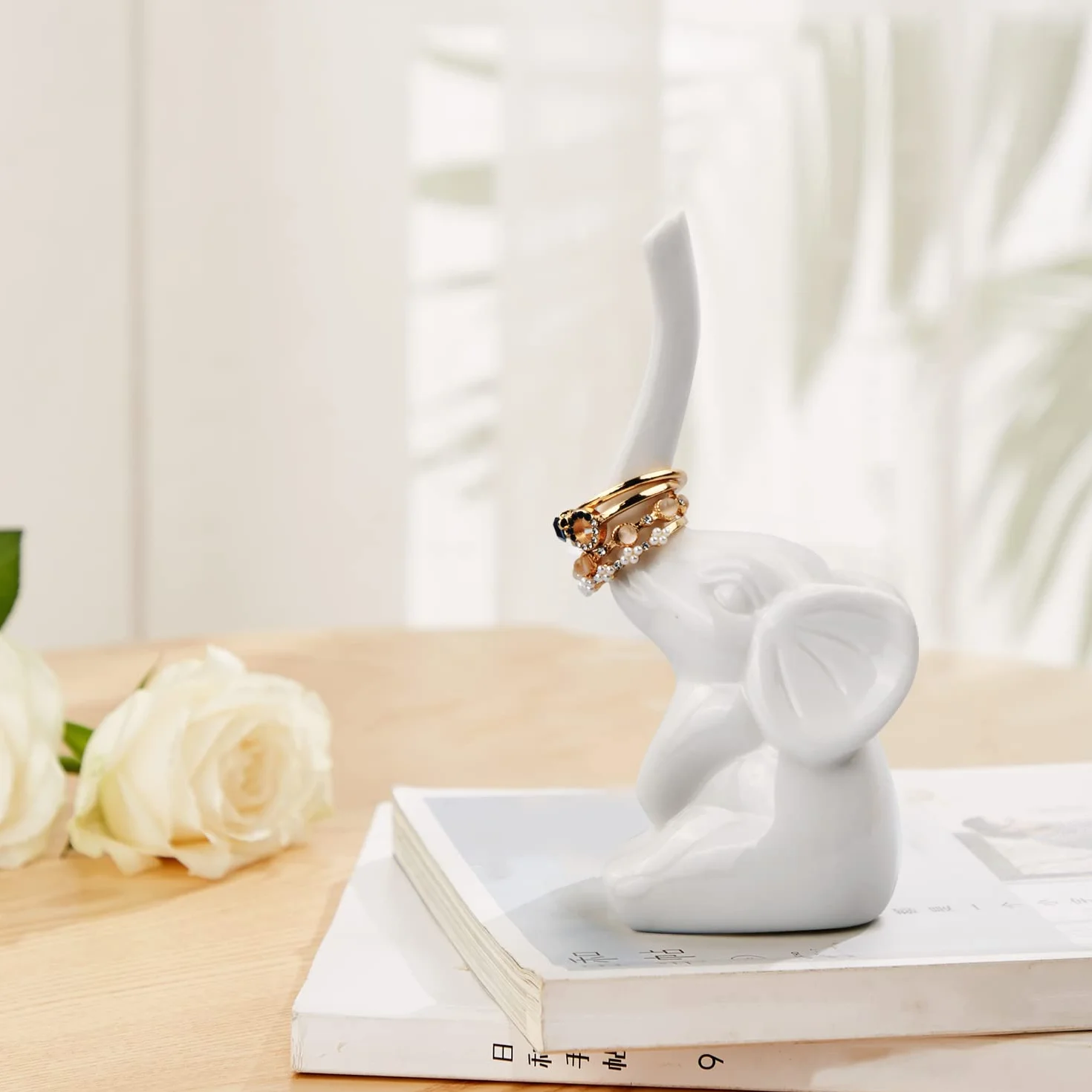 Ceramiczny uchwyt na pierścionki biały słoń figurka ornament