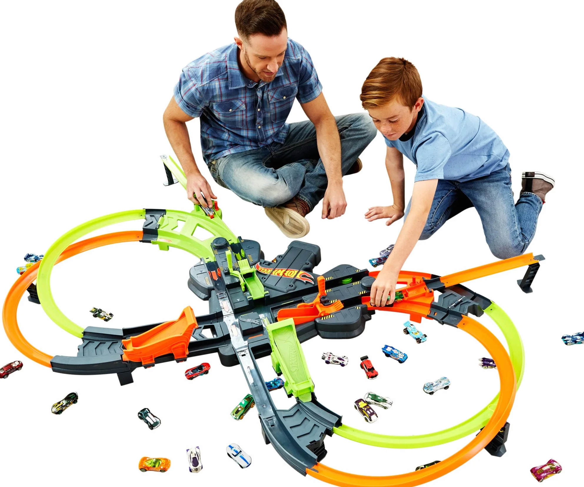 Hot Wheels GFH87 Super Mega Crash duża tora wyścigowa z 8 zakrętami w rozmiarze XXL 1,5 m szerokości zestaw do gry z przyspieszeniem, zabawka dla dzieci od 5 lat, zastrzeżone różnice w opakowaniu