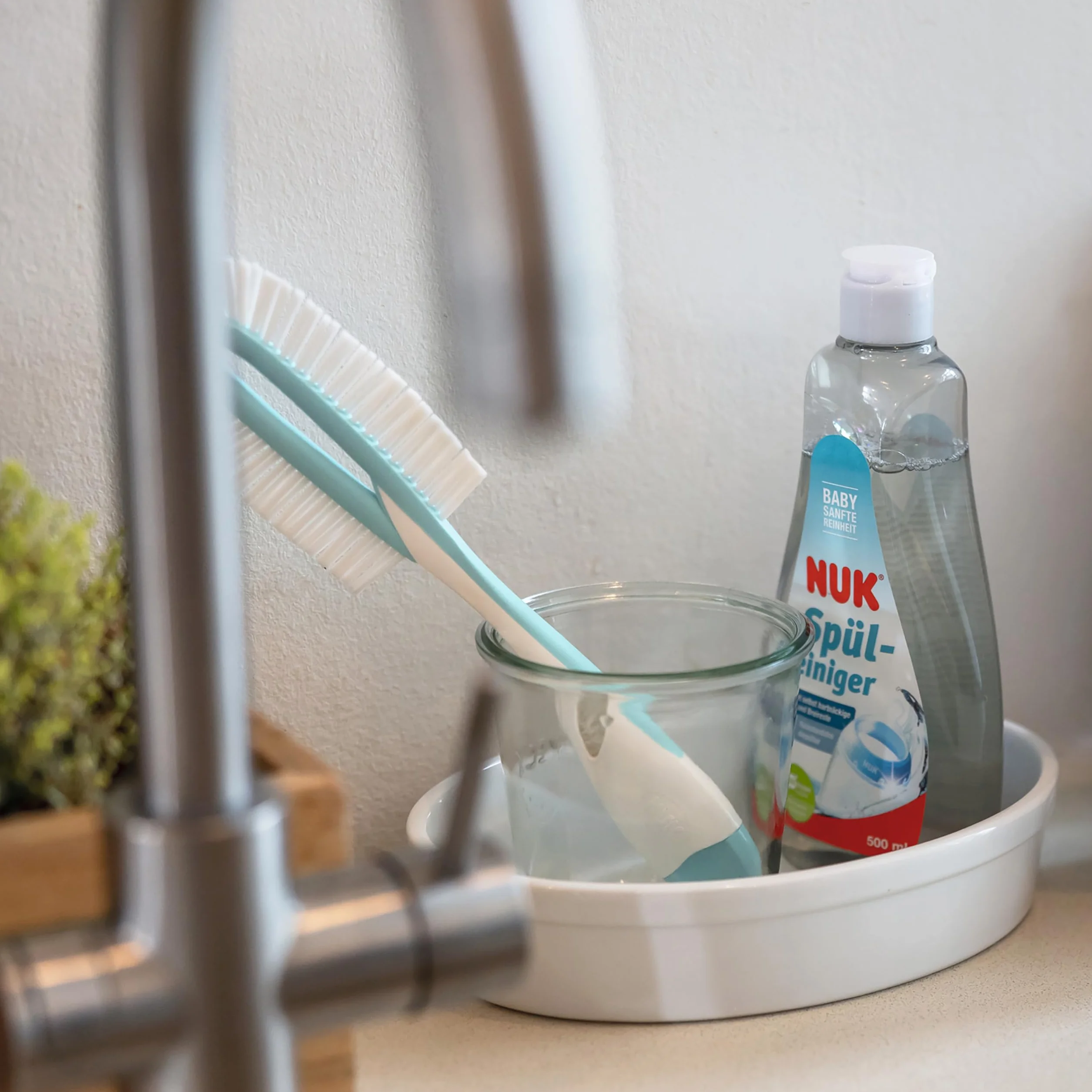 NUK Szczotka do butelek 2 w 1 ze zintegrowaną szczotką do odkurzania | z ergonomicznym uchwytem | do butelek i smoczków | 1 sztuka