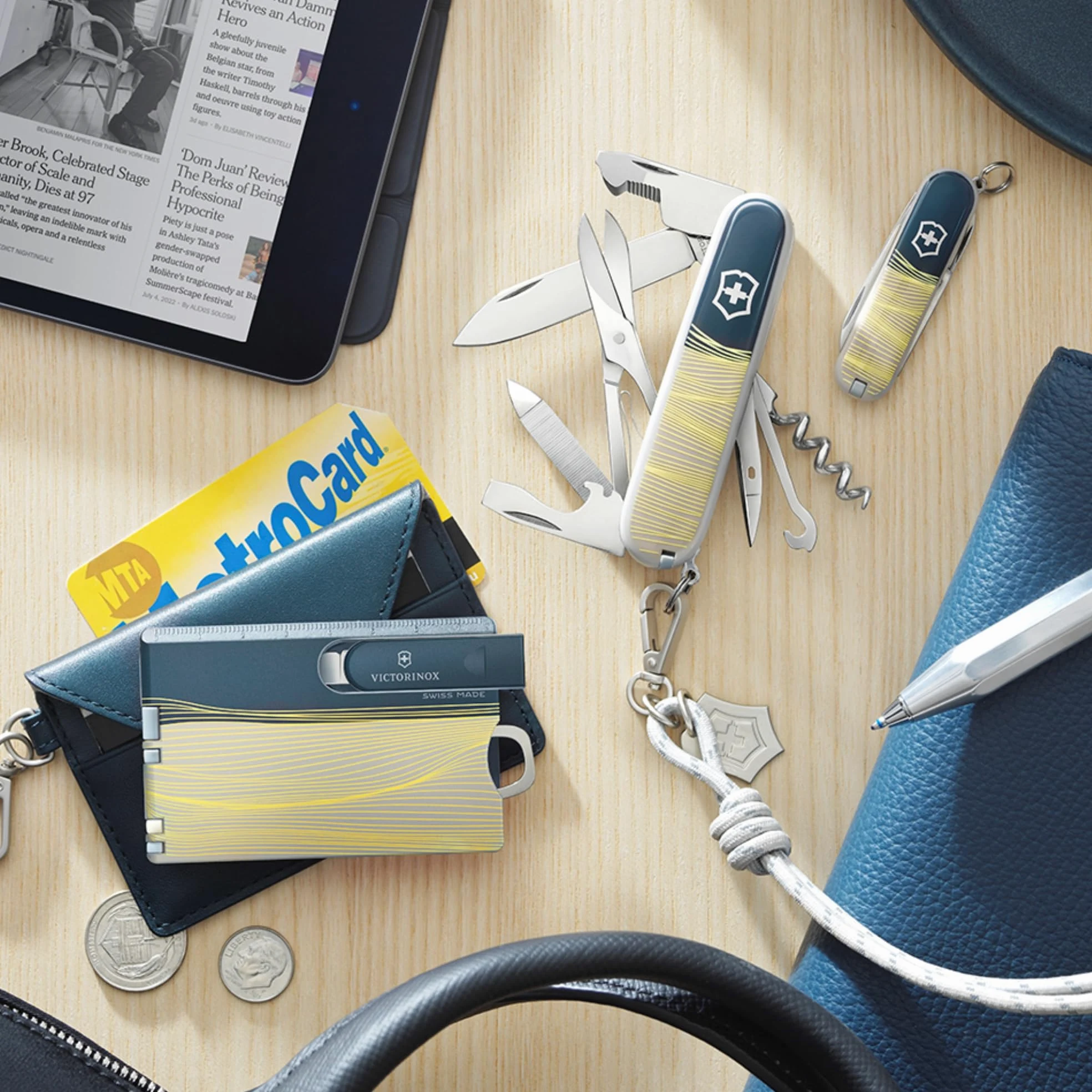 VICTORINOX Swiss Card Classic, 10 funkcji, Swiss Made, multitool dla kobiet, w zestawie etui na karty z klucznikiem, New York Style (Niebieski, Żółty)