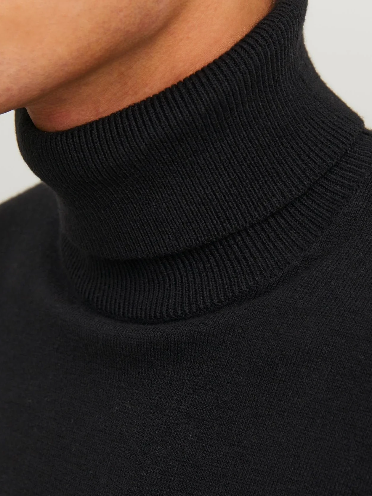 Mêski sweter o kopertowym dekolcie JJEEMIL JACK & JONES W±ski golf z jedwabiem Klasyczny sweter JJEEMIL D³ugi rêkaw