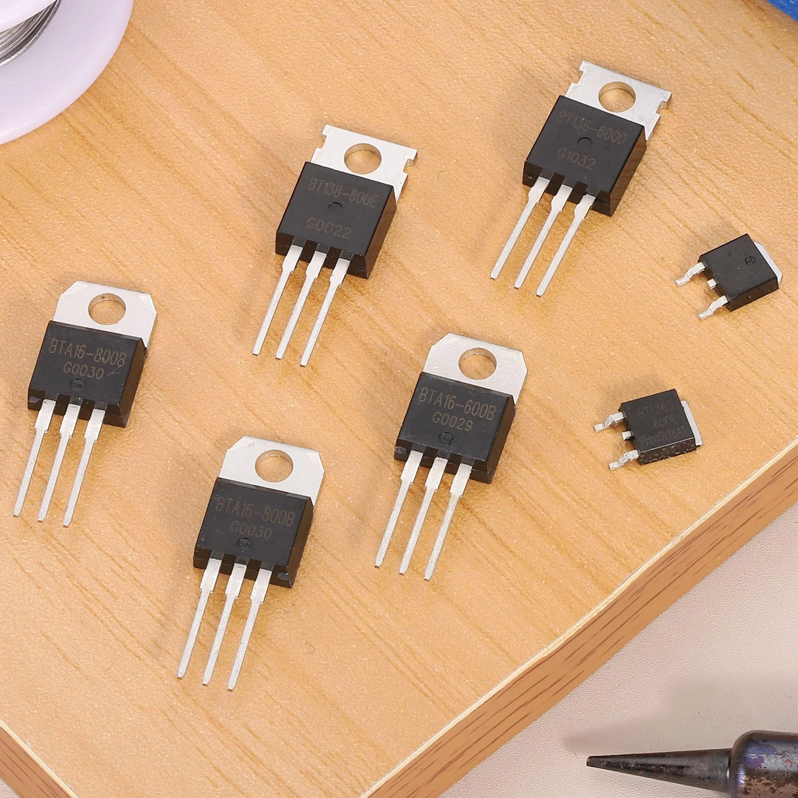QUARKZMAN 5 szt. tyrystor dwukierunkowy BTA16-800B TO-220 800V 16A prostowniki sterowane szyną do instrumentów elektronicznych inteligentne urządzenia domowe drony