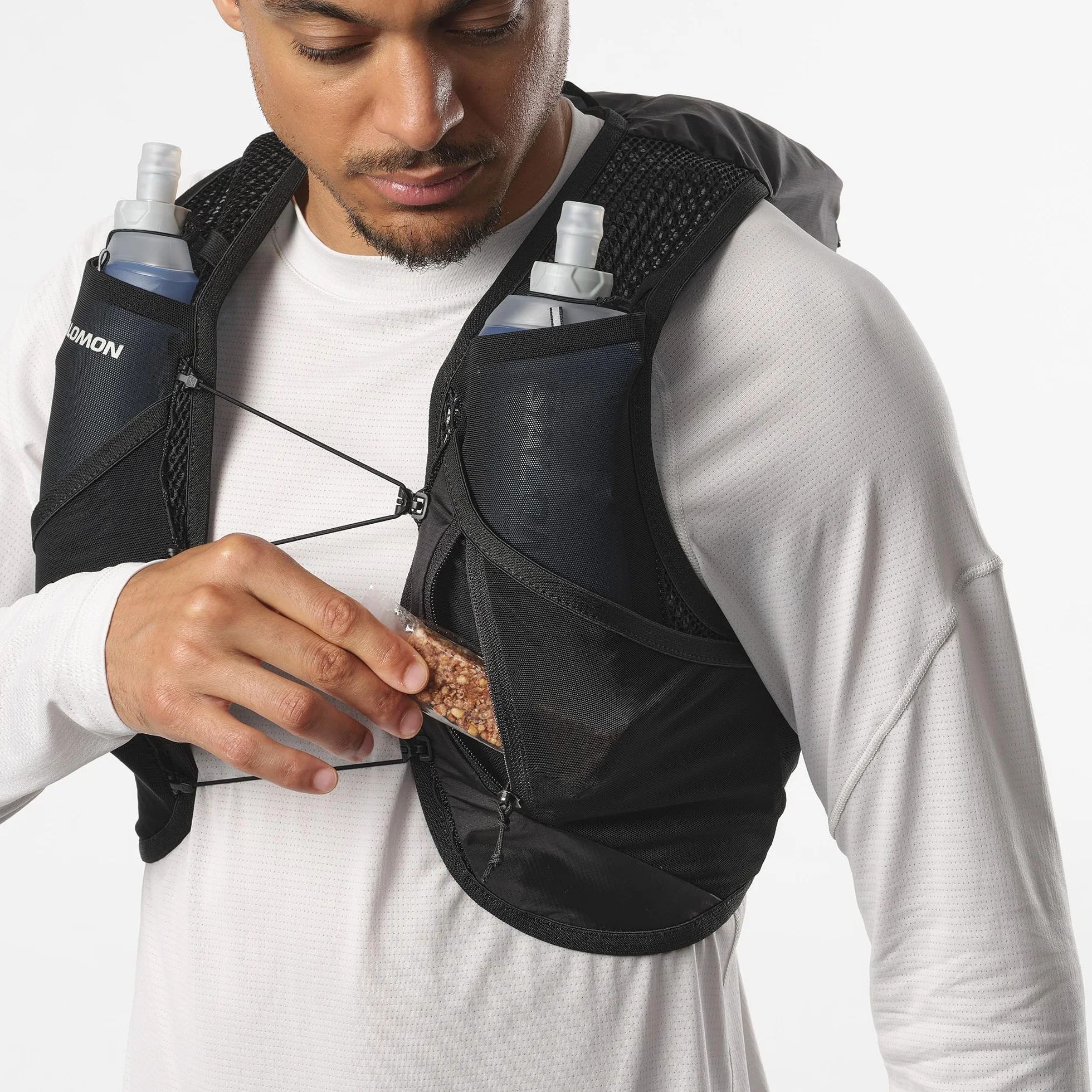 Salomon Active Skin 8 Unisex kamizelka nawadniająca do biegania szlak turystyczny z butelkami w zestawie, łatwe nawodnienie, precyzyjne dopasowanie 8 l i zoptymalizowane przechowywanie, czarna, L