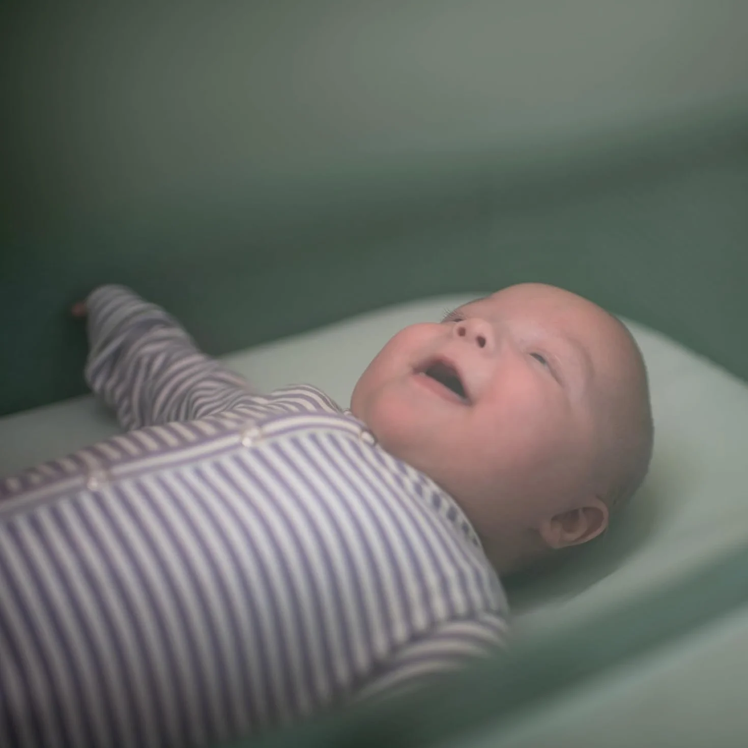 Maxi-Cosi Iora Łóżeczko Przystawka, Co-sleeper , 0–6 mies., maks. 9 kg, 4 Poz. Odchylenia i 5 Wysokości, Łatwe Przesuwanie, Wygodny Materac, Duży Kosz, Łatwe Przenoszenie, Essential Graphite