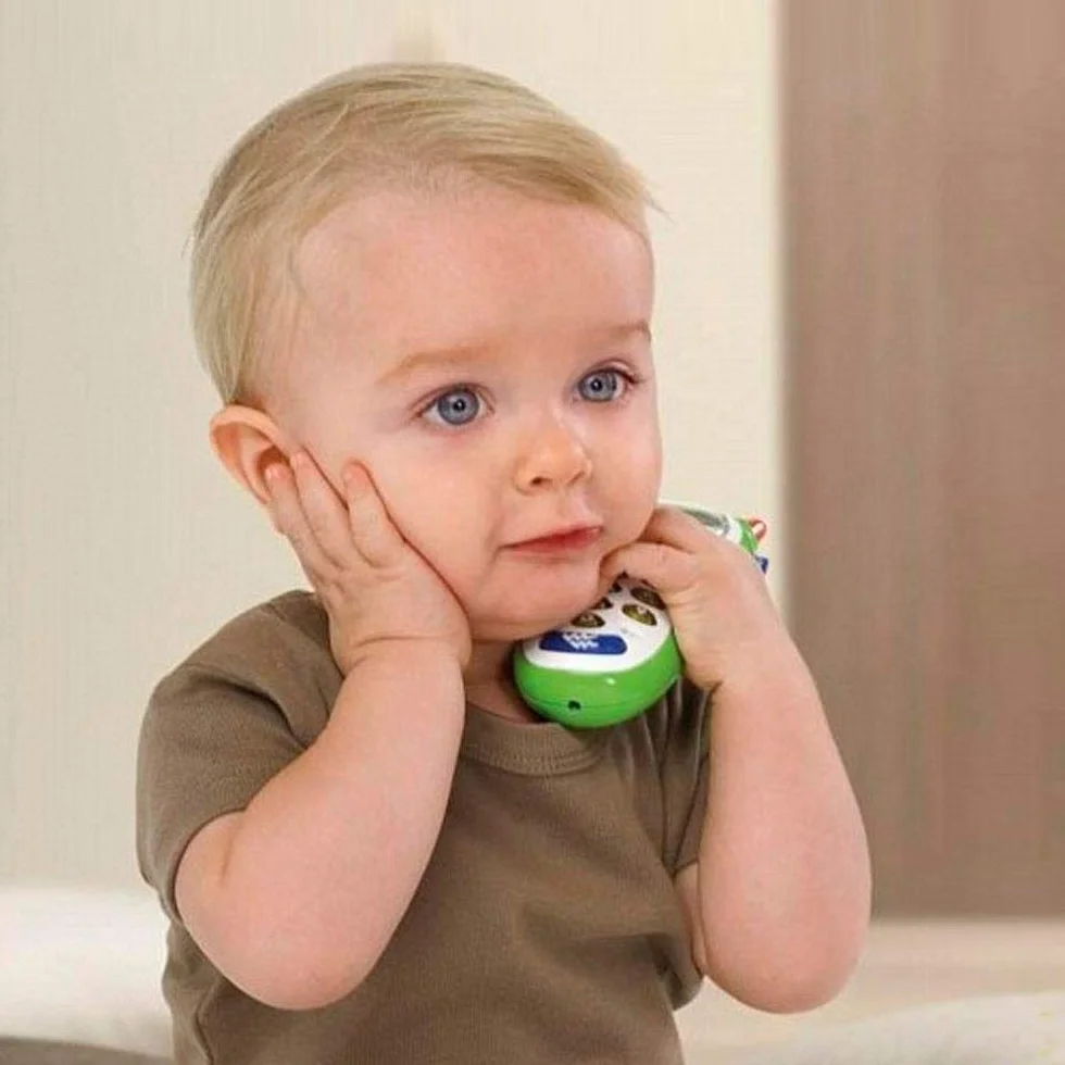 Chicco Telefon z Aparatem Fotograficznym Wibracjami i Zatrzaskami, ze Światłami i Dźwiękami, Zabawkowy Telefon dla Dzieci z Wibracjami i 10 Dzwonkami, Zabawki dla Dzieci 6 m- 3 lata