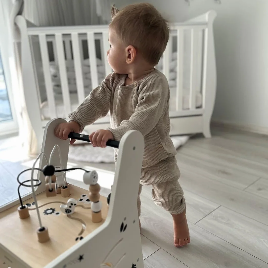 Mamabrum Drewniany Pchacz dla Dzieci 6w1, Chodzik Dziecięcy z Funkcją Stolika Edukacyjnego, Zabawki do Wczesnej Edukacji, Pętla Motoryczna, Liczydło, Sorter, Klocki, Antypoślizgowe Koła biały